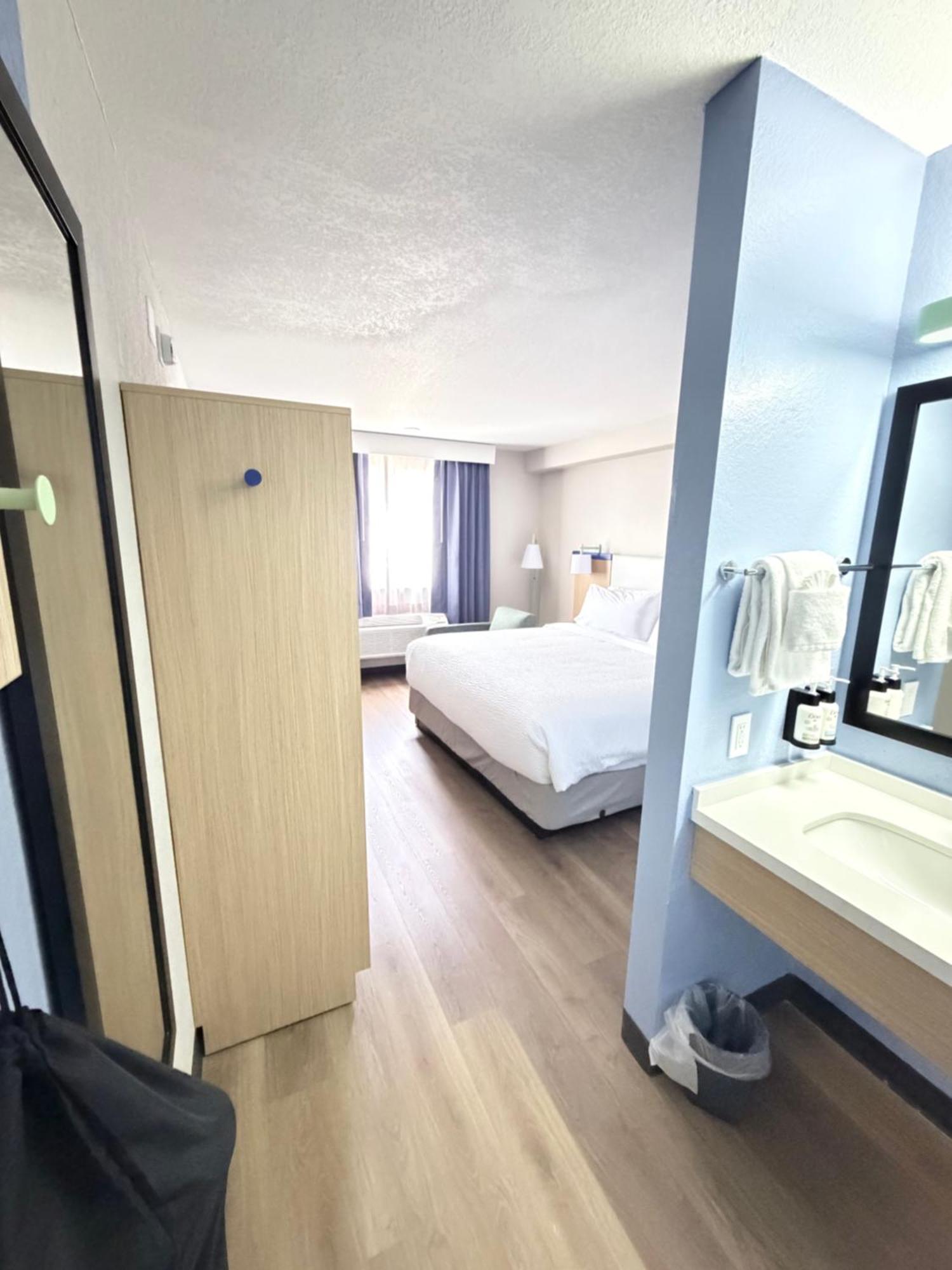 Standard King Room with Shower Bath
