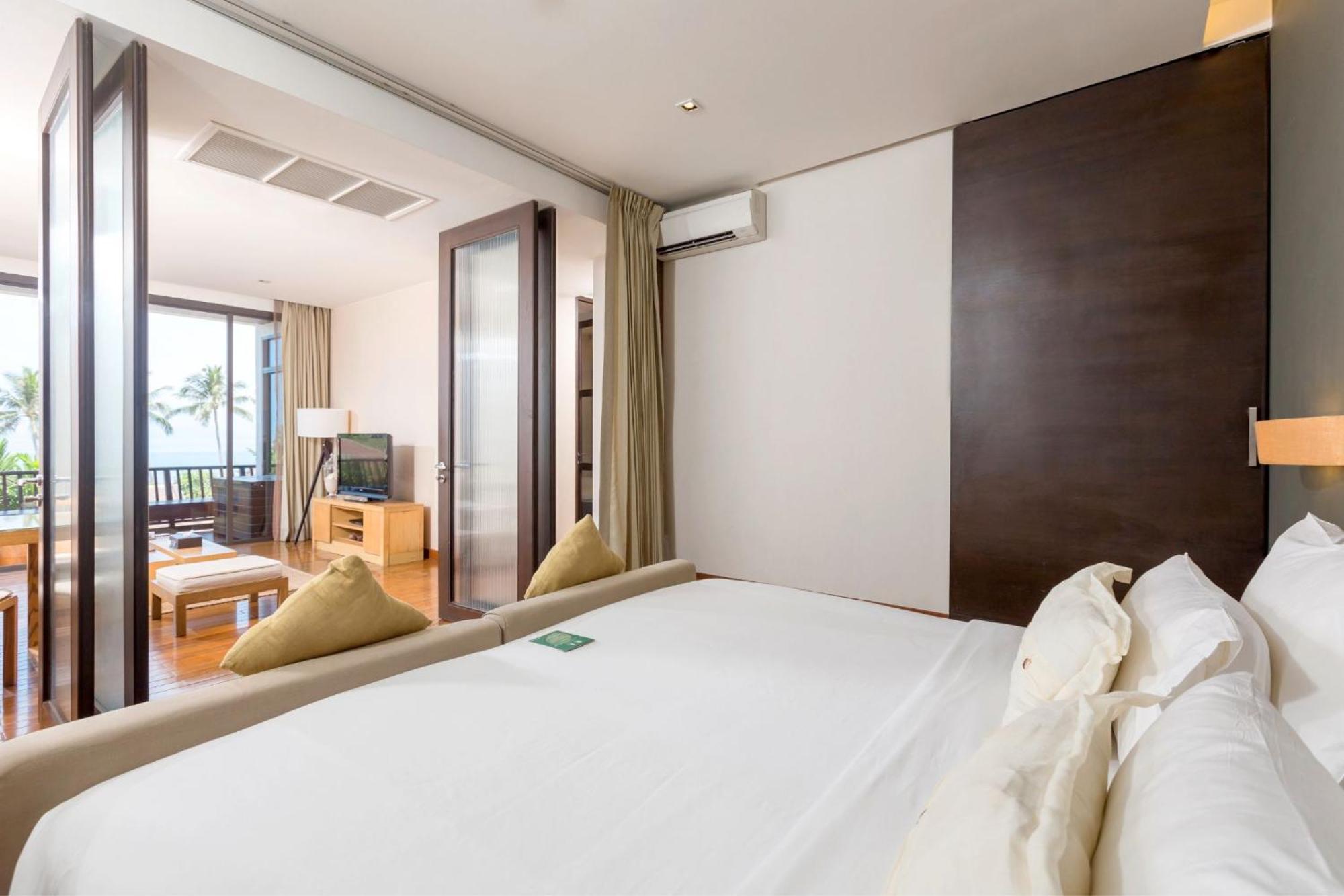 One Bedroom Deluxe Suite Sea View with Balcony and Free Mini-bar