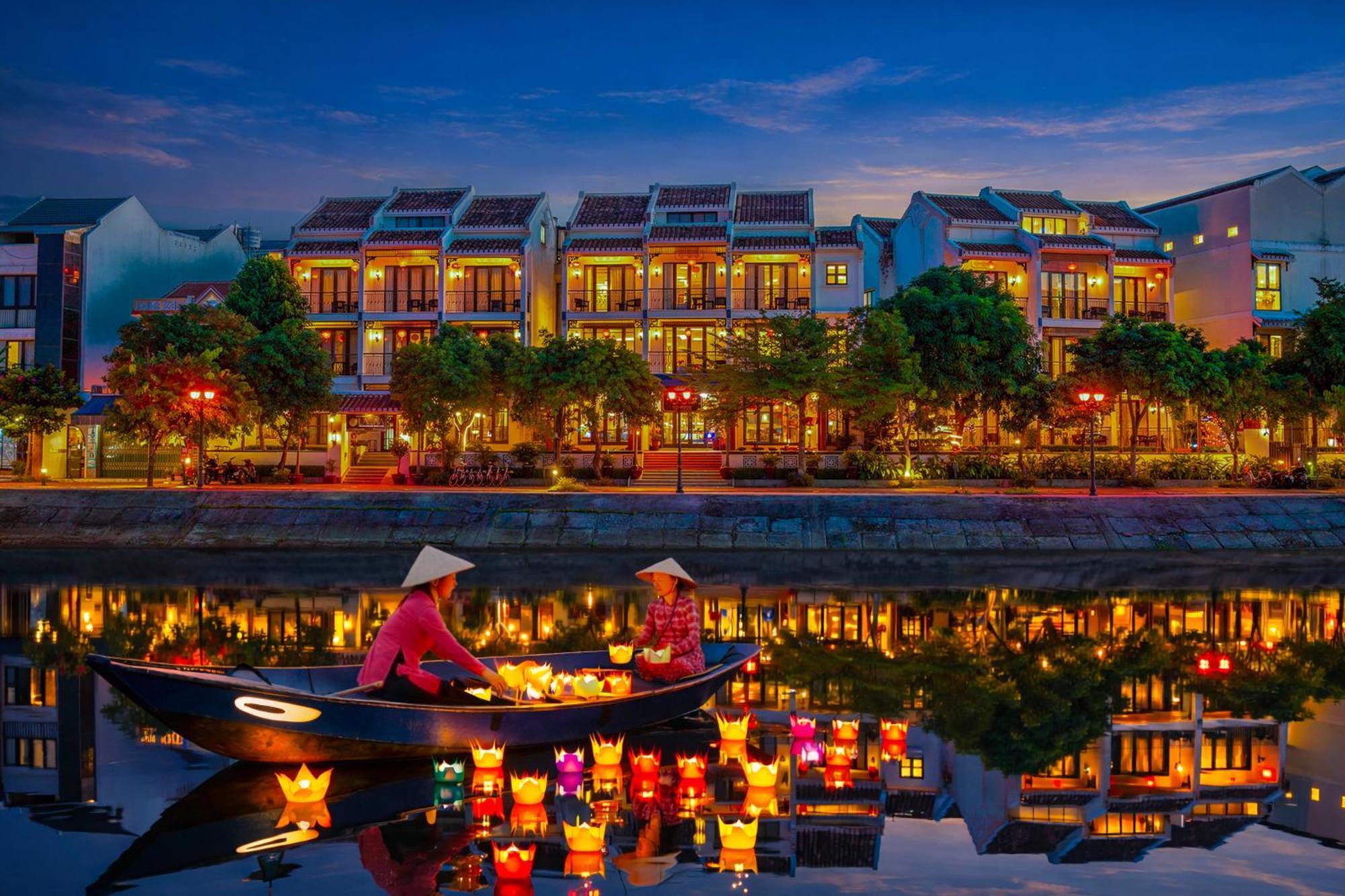 Luxury Double Room, Bathtub with Balcony and River View