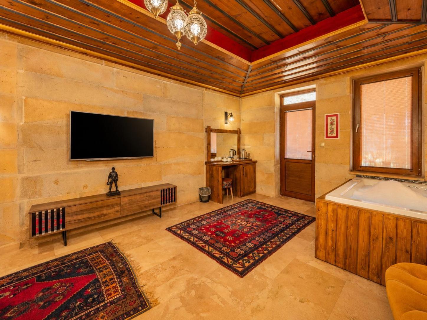 Queen Suite with Spa Bath