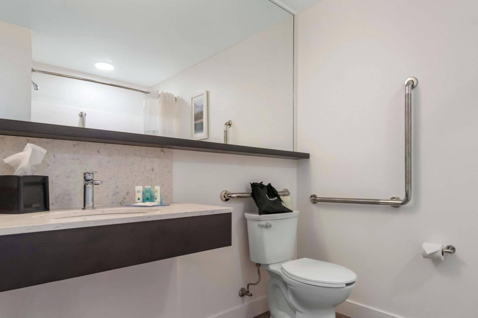 Queen Room - Accessible/Non-Smoking