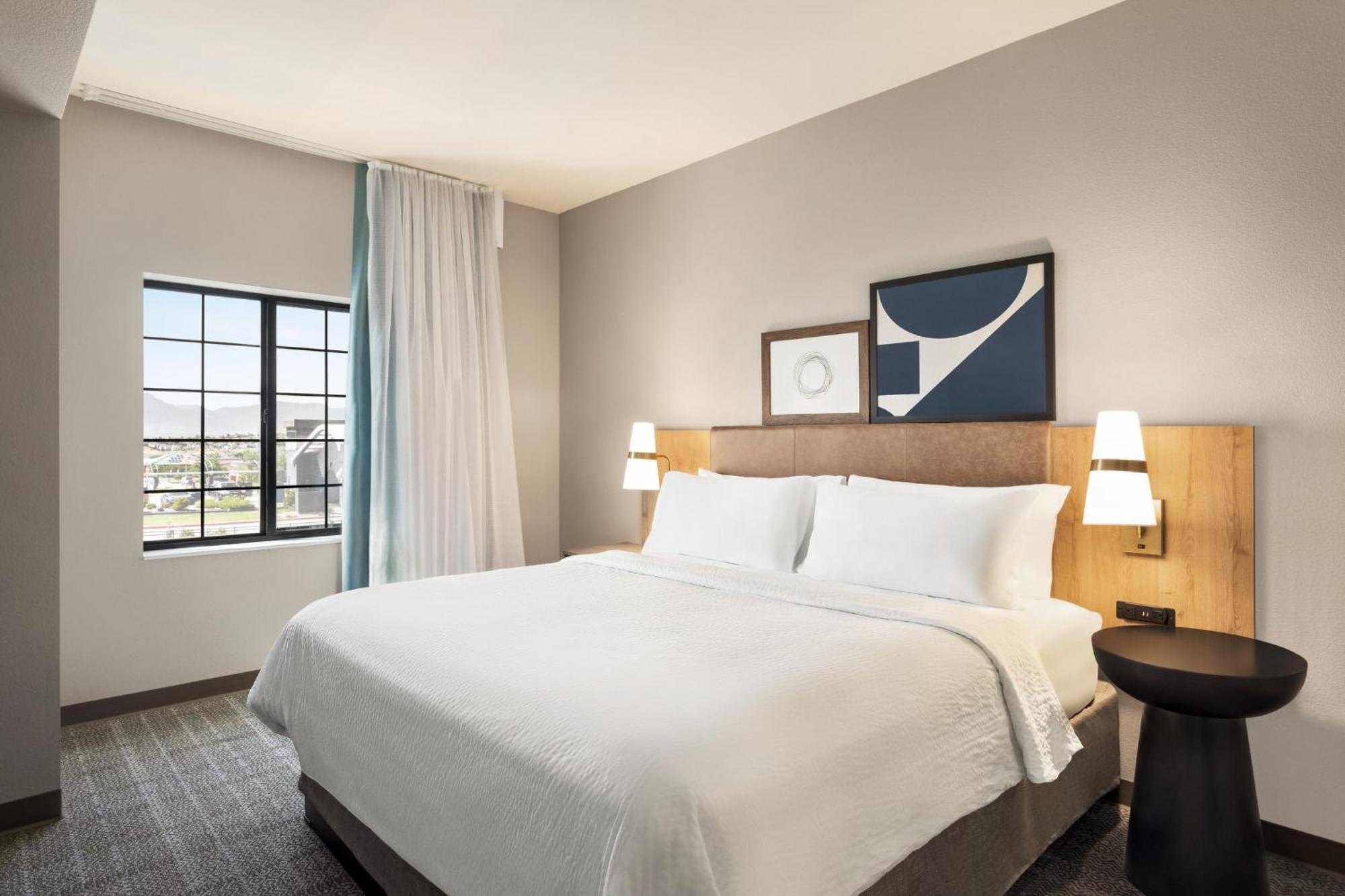 One-Bedroom Suite with Mountain View - Mobility Accessible