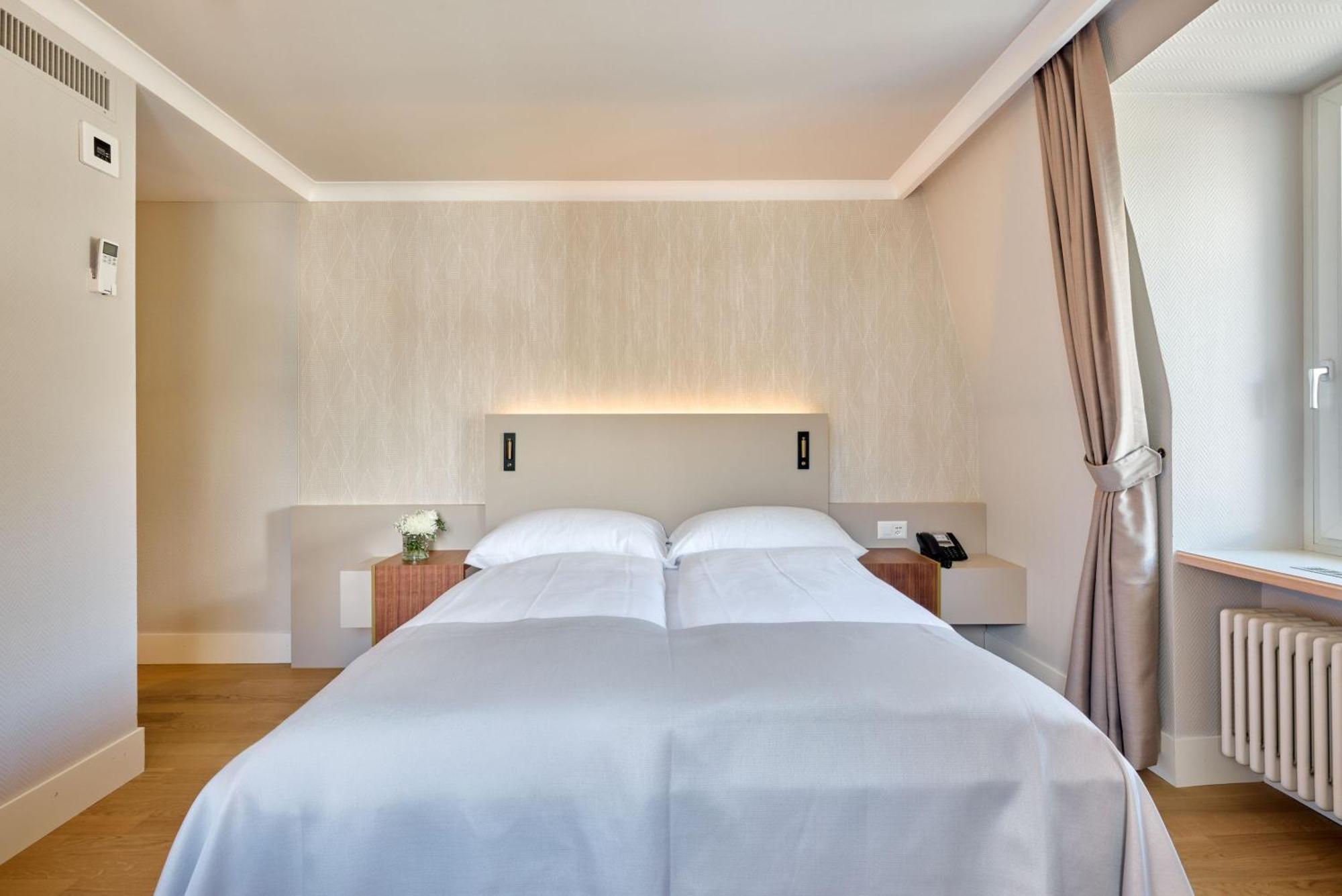 Superior Double Room with Queen-Size Bed and Lake View, without Balcony