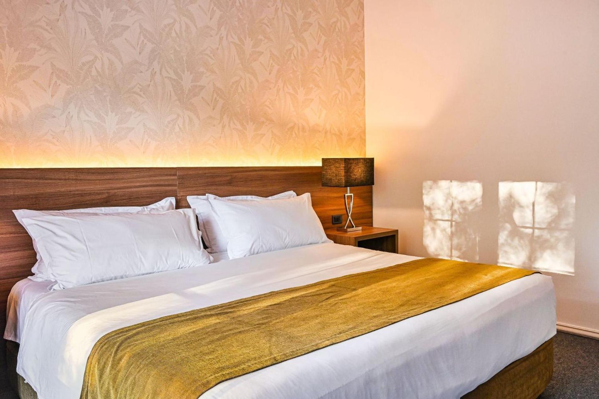Double or Twin Room with Lake View