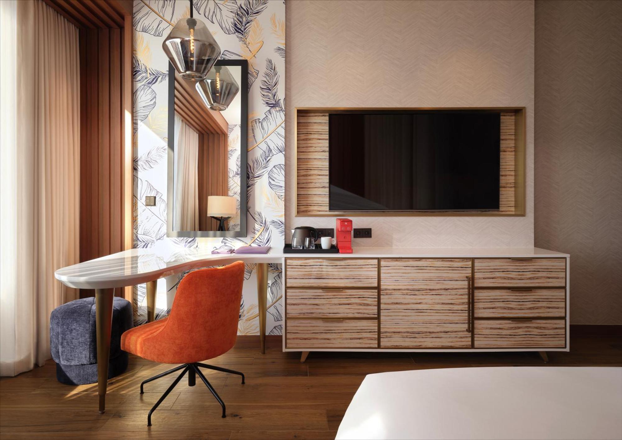 [Forest Tower] Lake Deluxe Double Queen With Splash Bay package includes a 6 hours pass - Use on the day of check-in exclusively for room guests (up to 2 adults + 2 children)