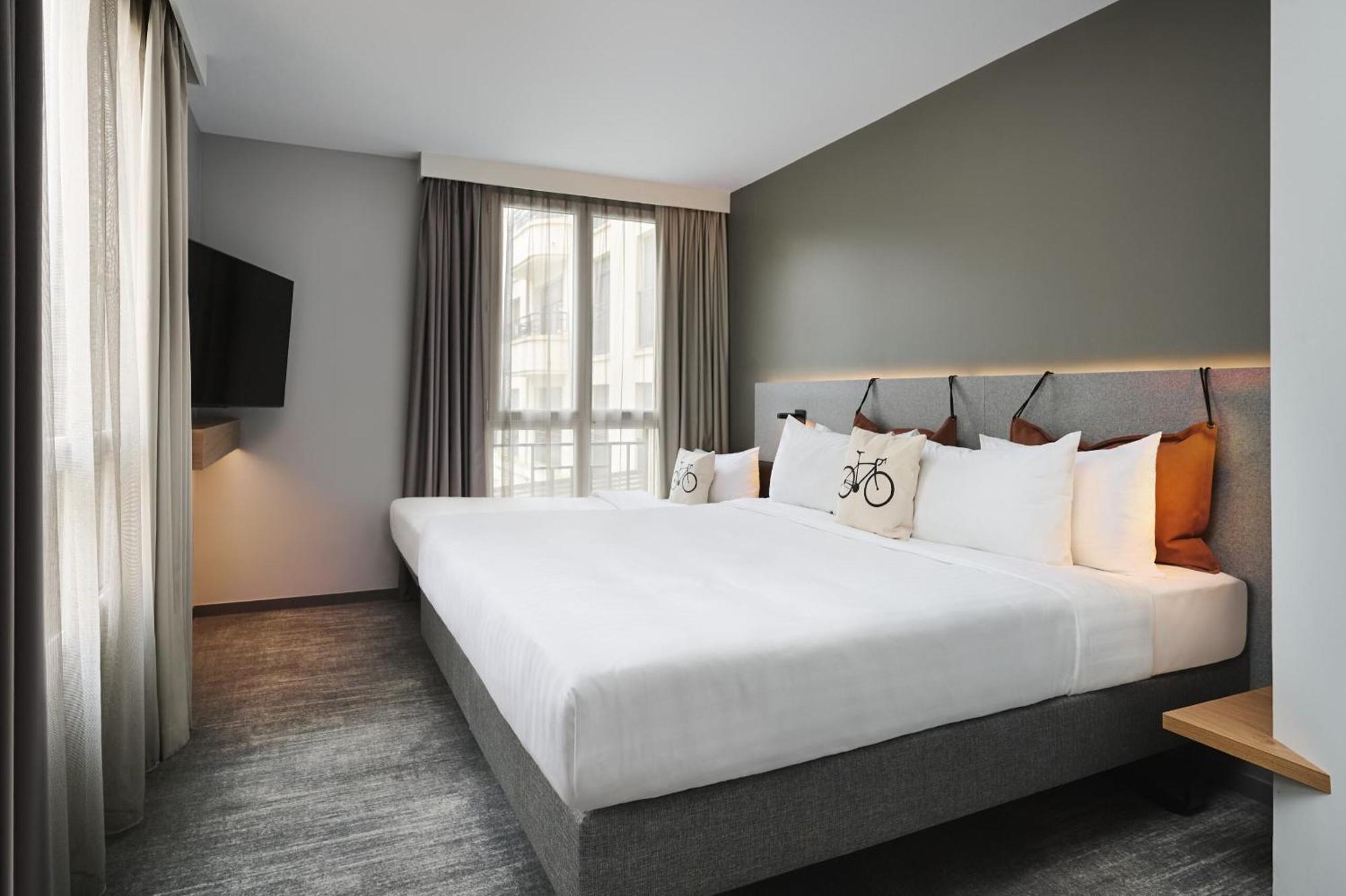 Moxy Queen Suite