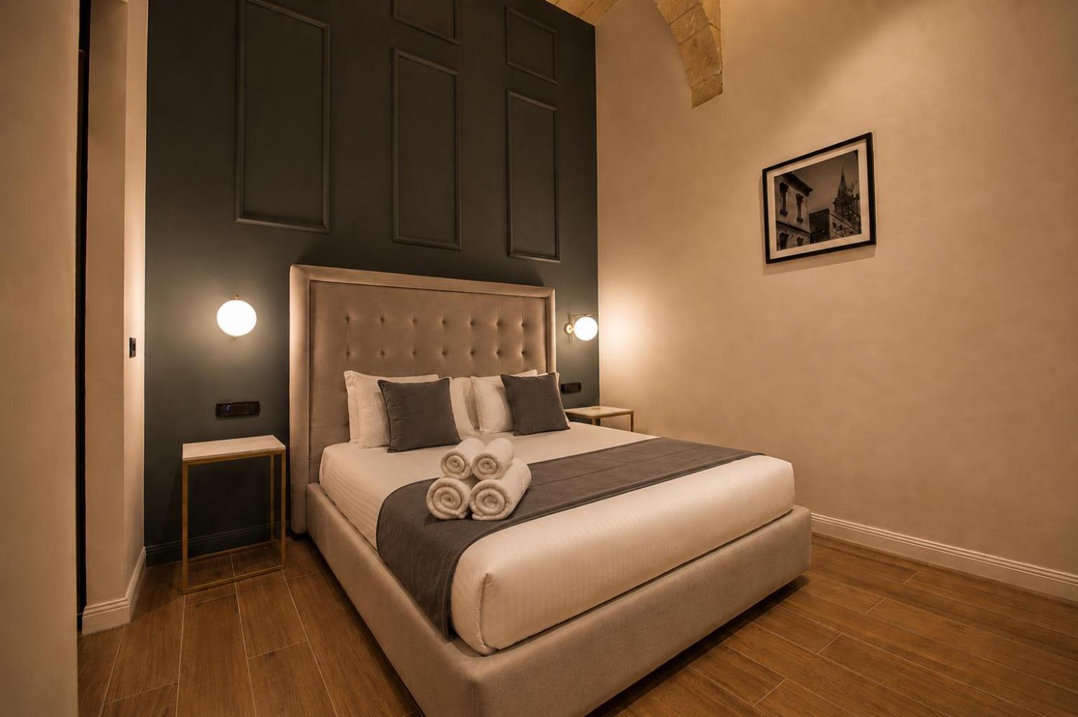 Double Room with window facing internal Courtyard 2
