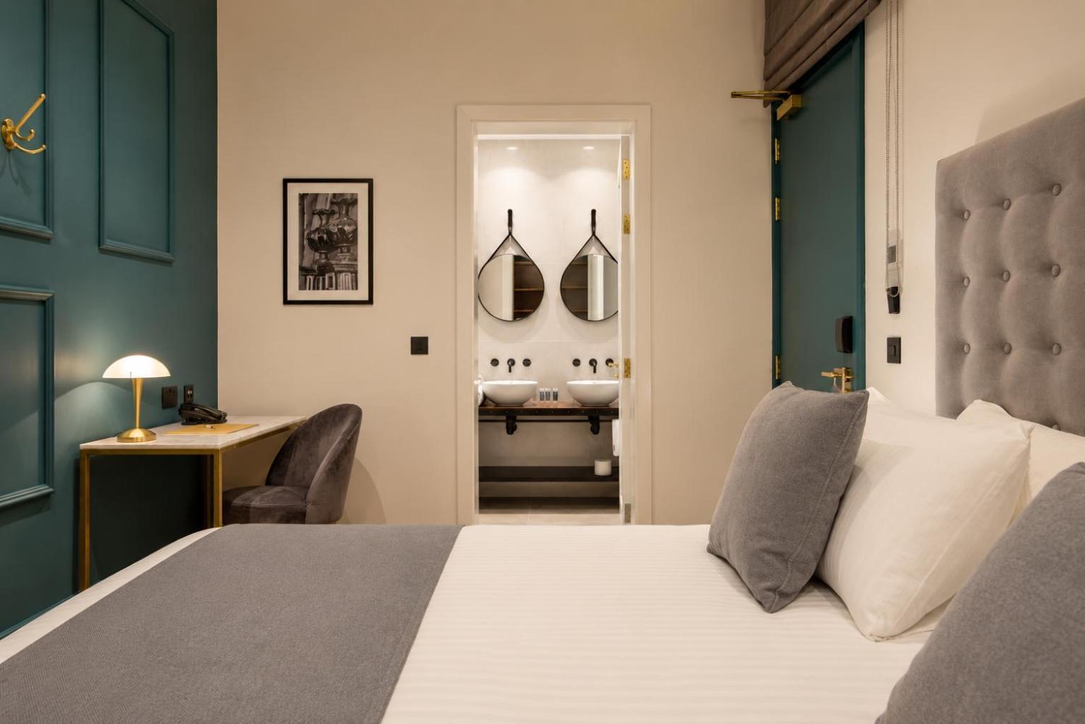 Deluxe Double Room 1st Floor Window facing internal Courtyard 6