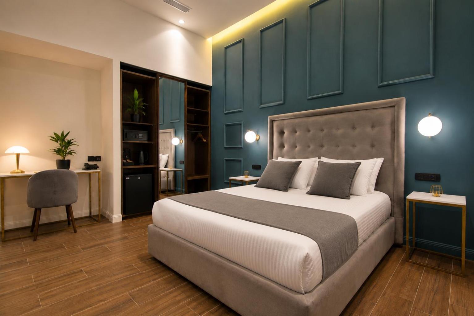 Deluxe Double Room 1st Floor Window facing internal Courtyard 4