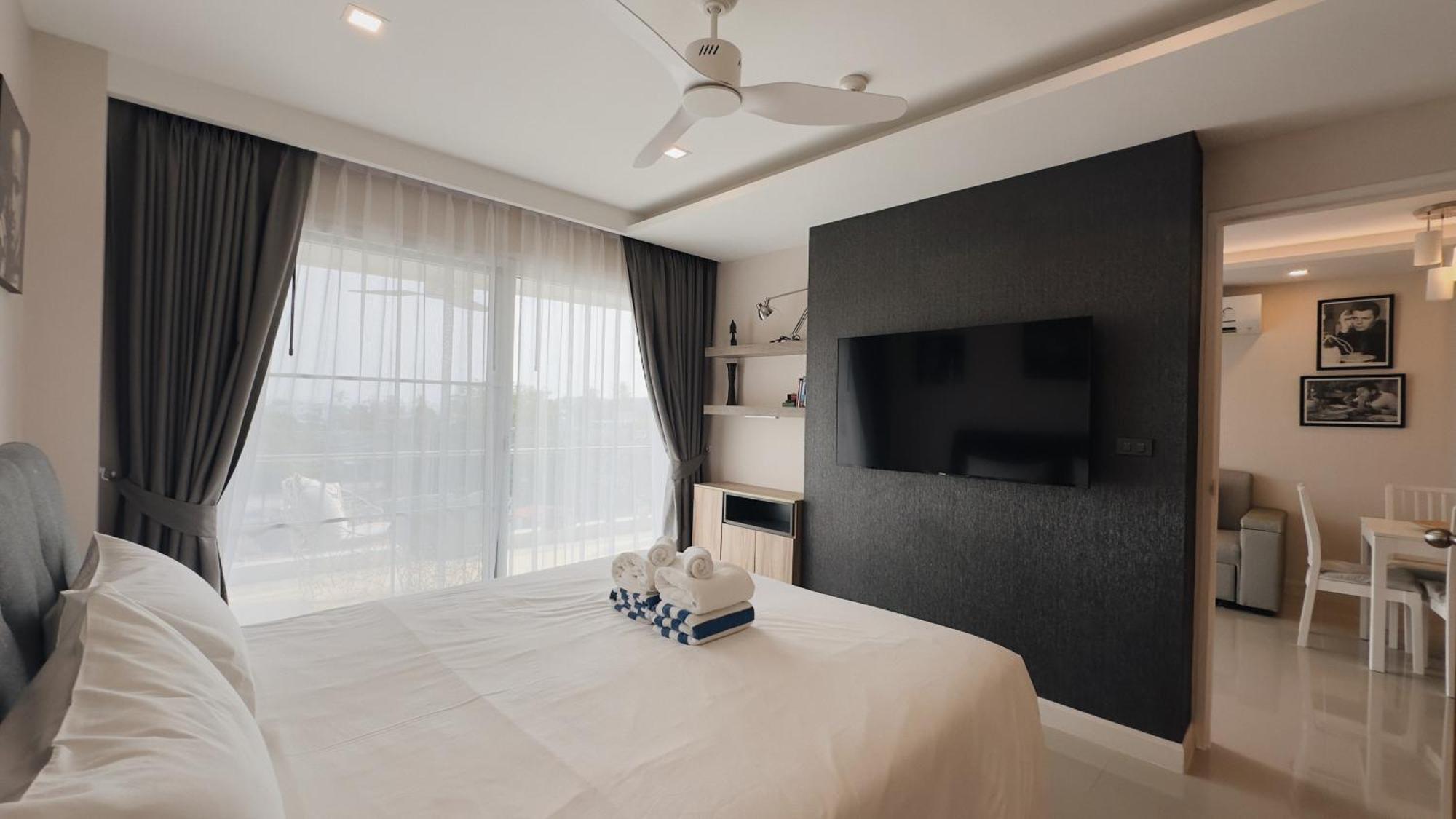One-Bedroom Apartment with Balcony and Sea View