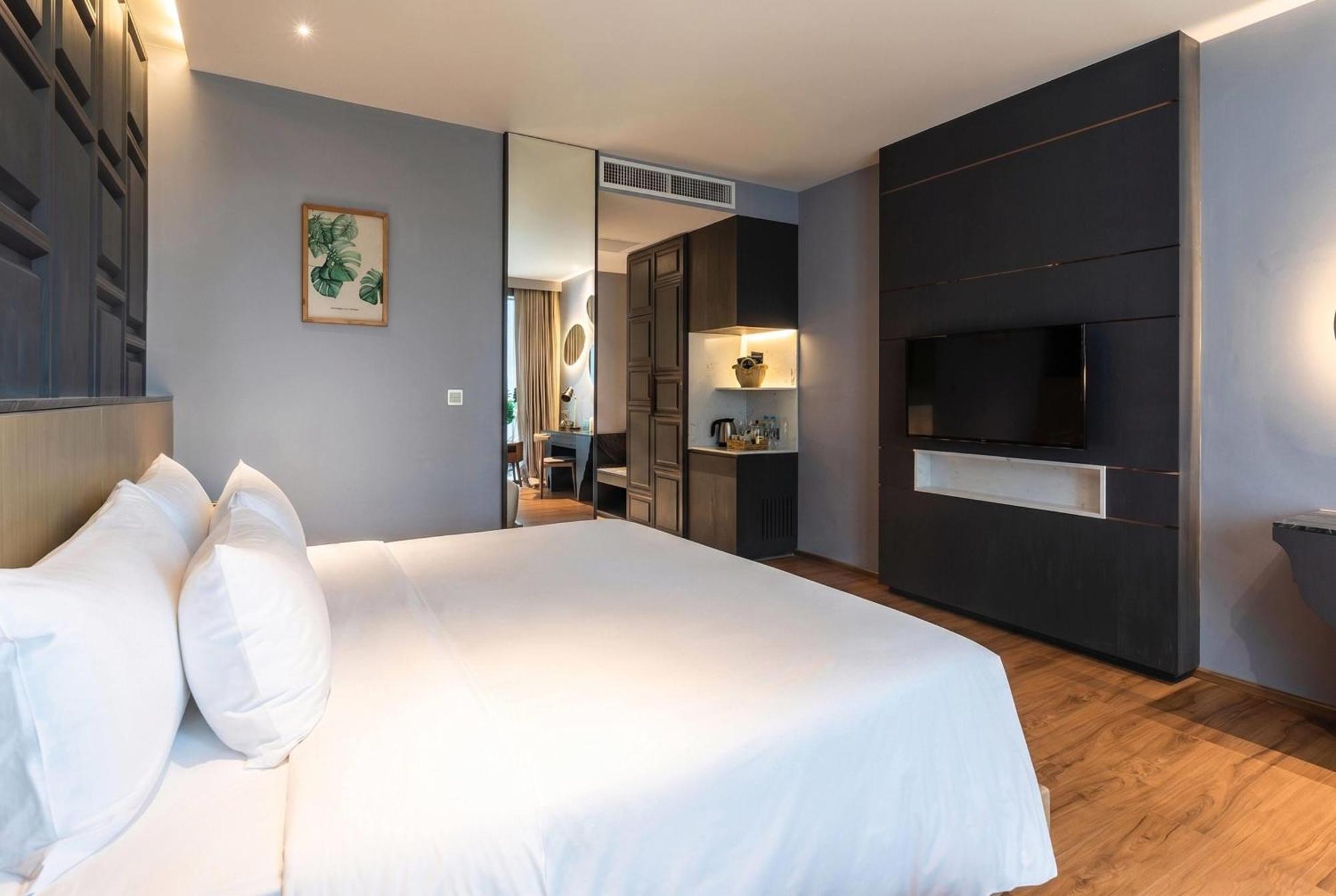 Deluxe King Room with Pool View - Non-Smoking