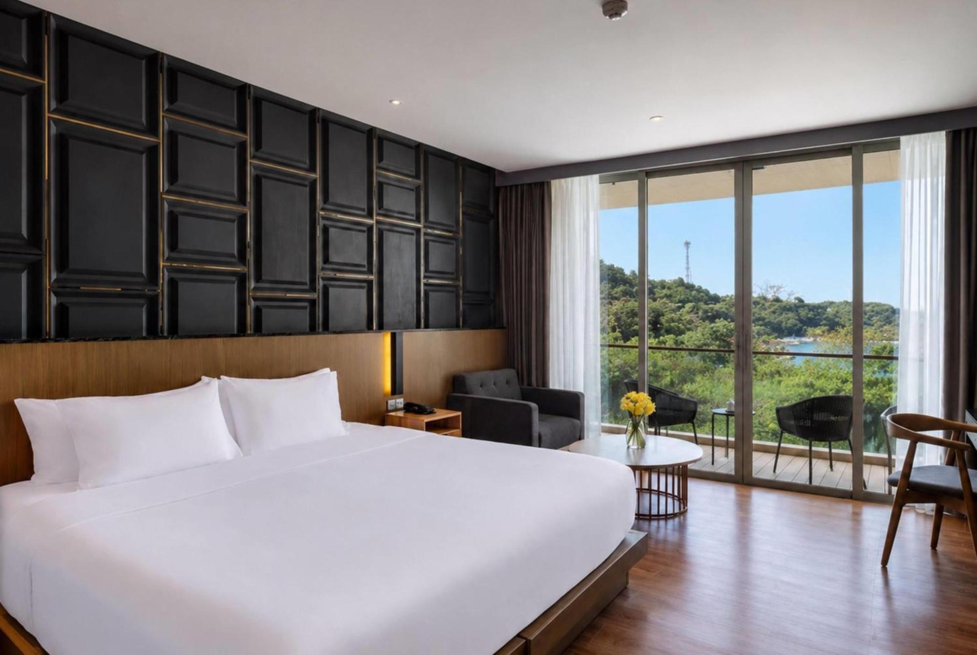 Deluxe King Room with Lagoon View - Non-Smoking