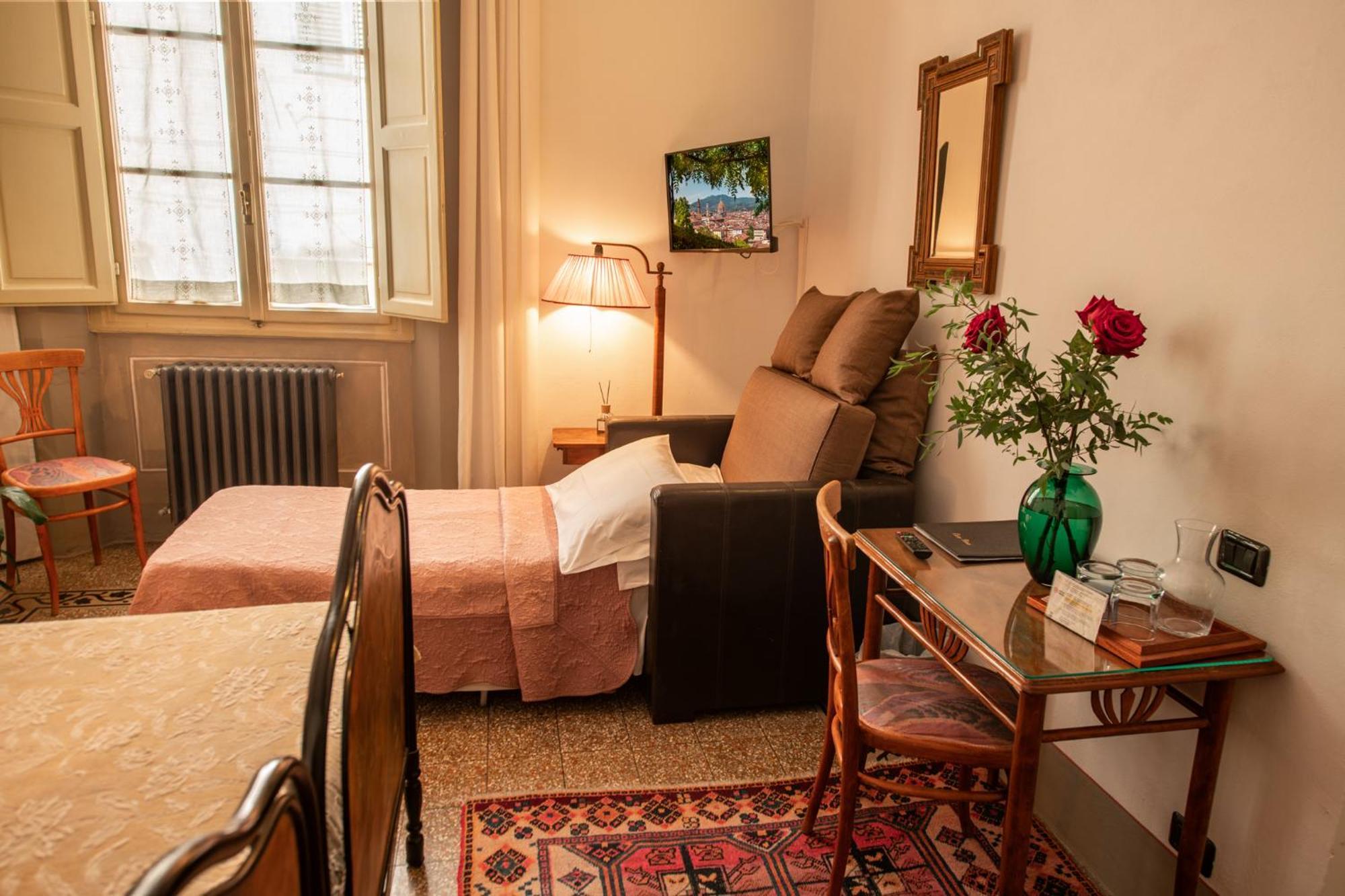 Double Room with French Bed and Private External Bathroom