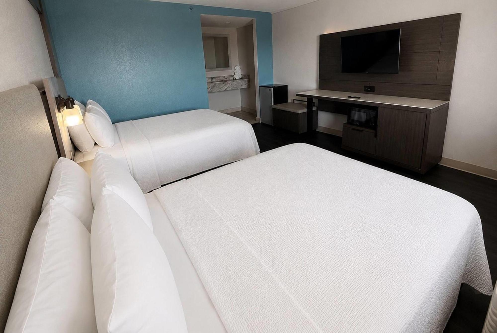 Deluxe Queen Room with Two Queen Beds - Non-Smoking