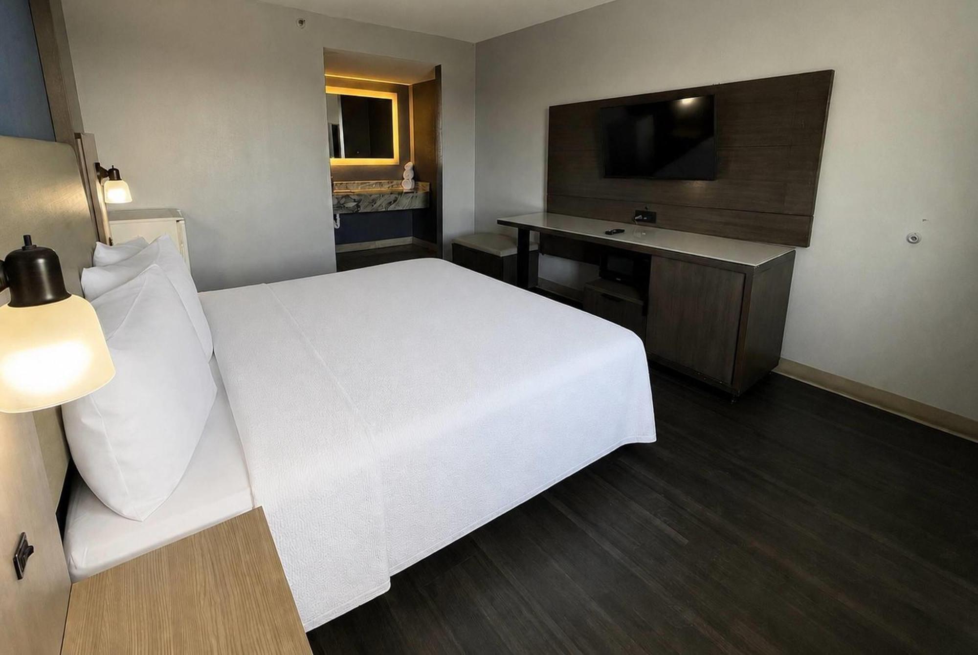 Standard Room with One King Bed - Non-Smoking