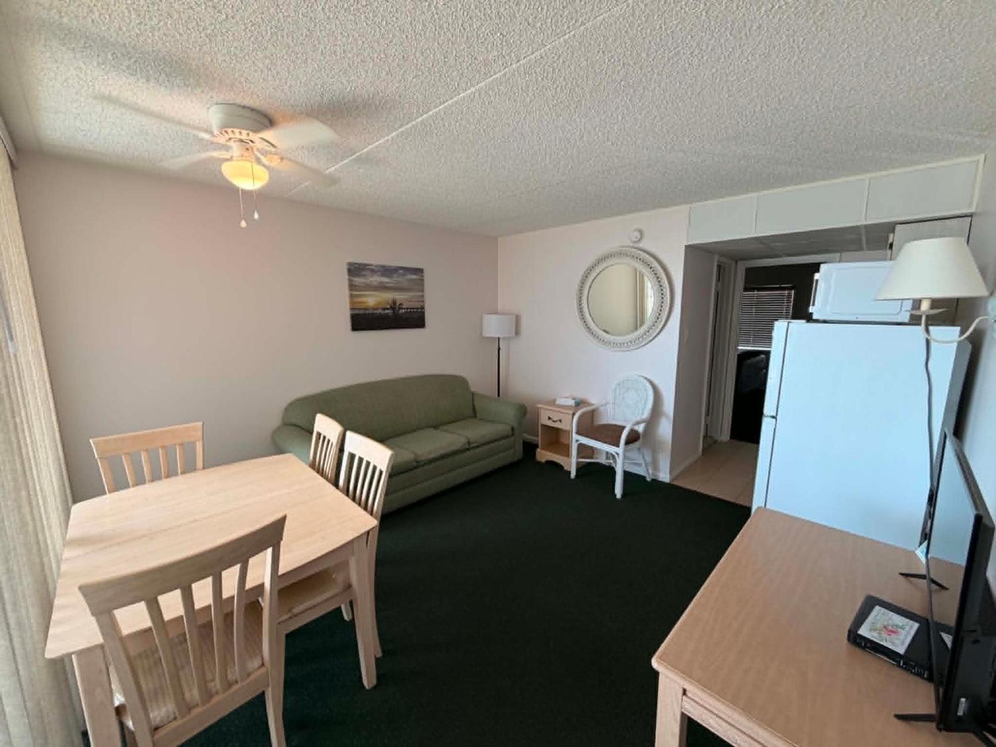 One-Bedroom Suite with Kitchen