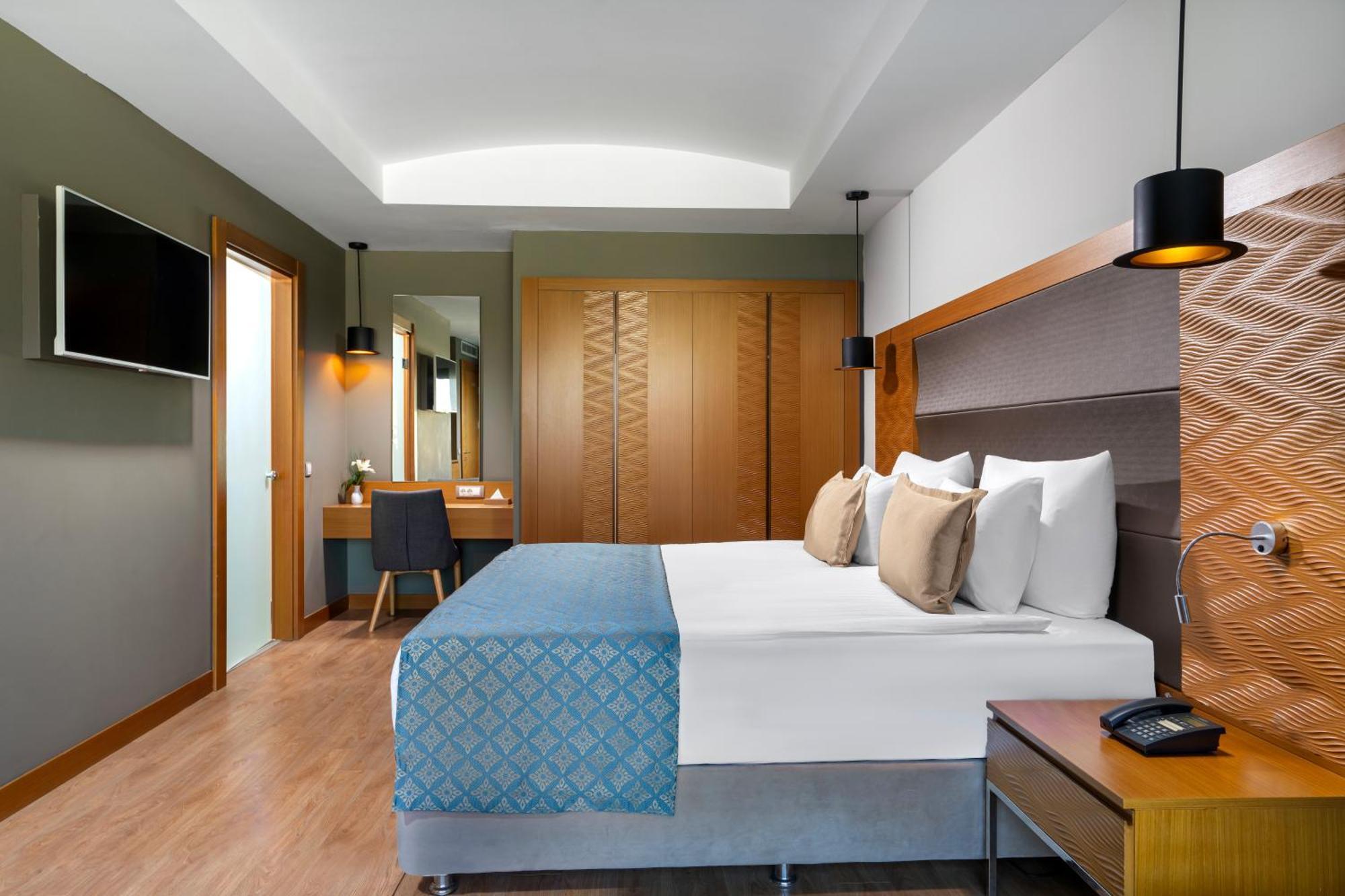 Standard Suite with Partial Sea View