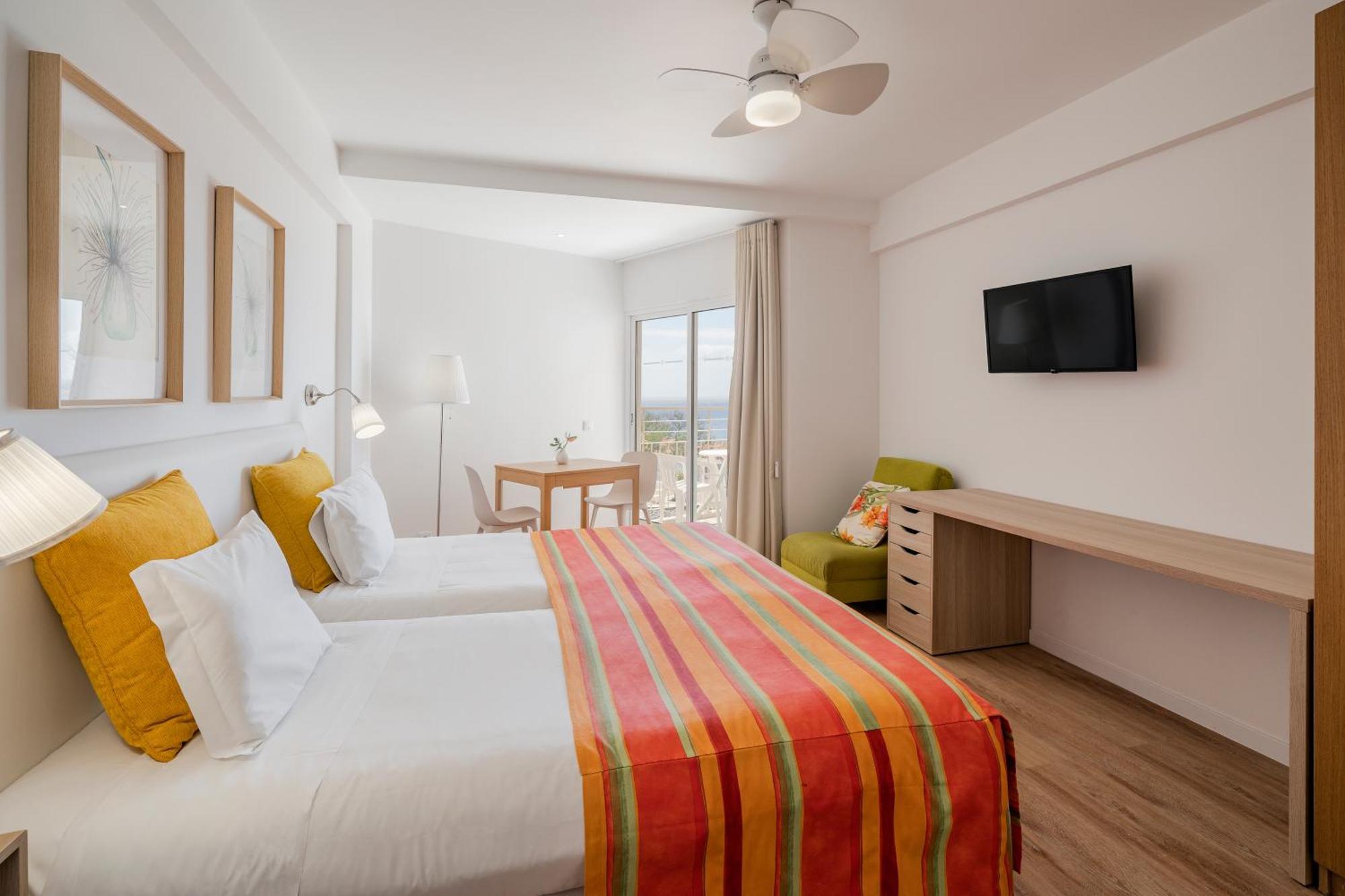 Deluxe One-Bedroom Apartment with Ocean View