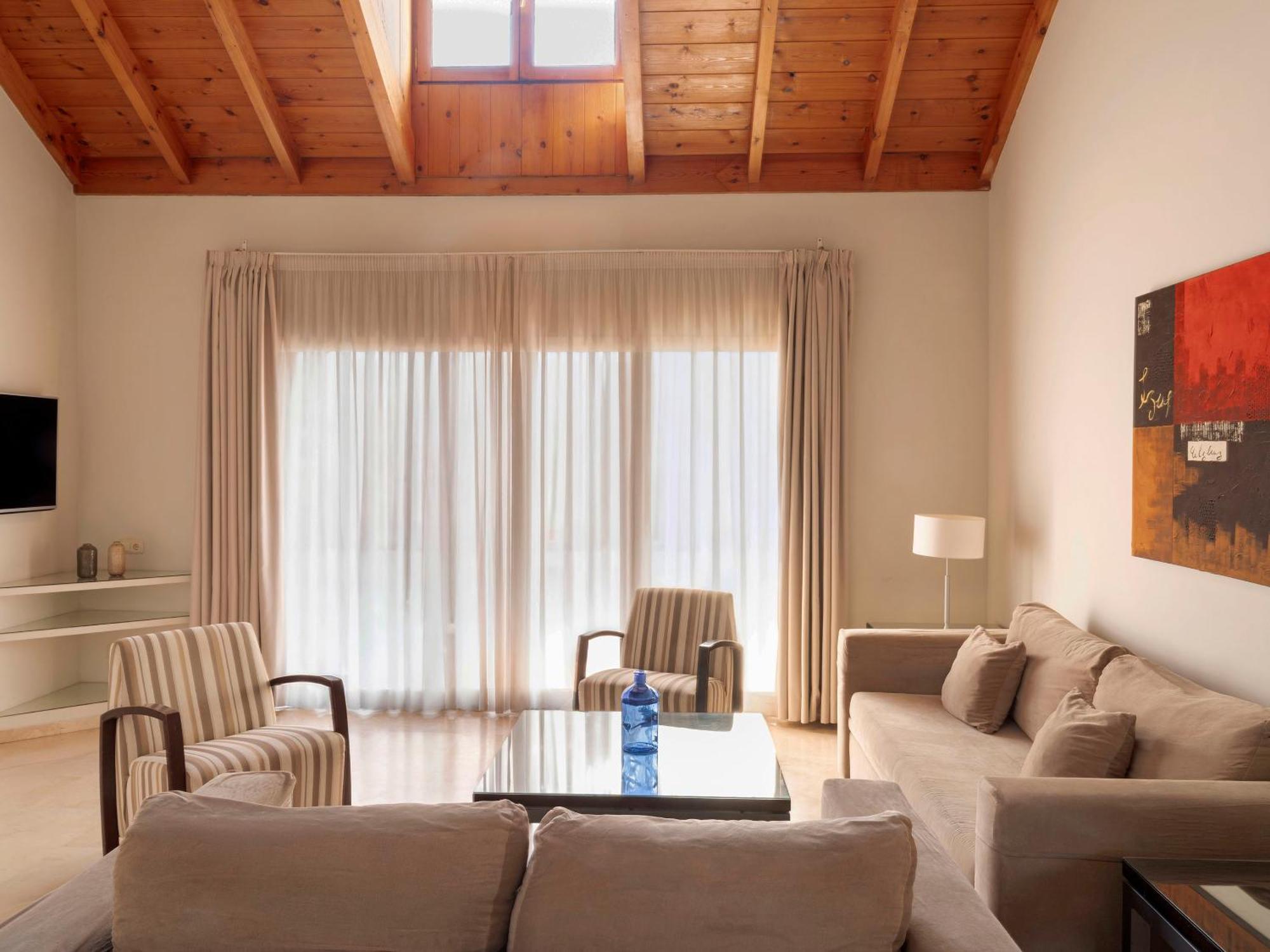 Superior Three-Bedroom Apartment (8 Adults)