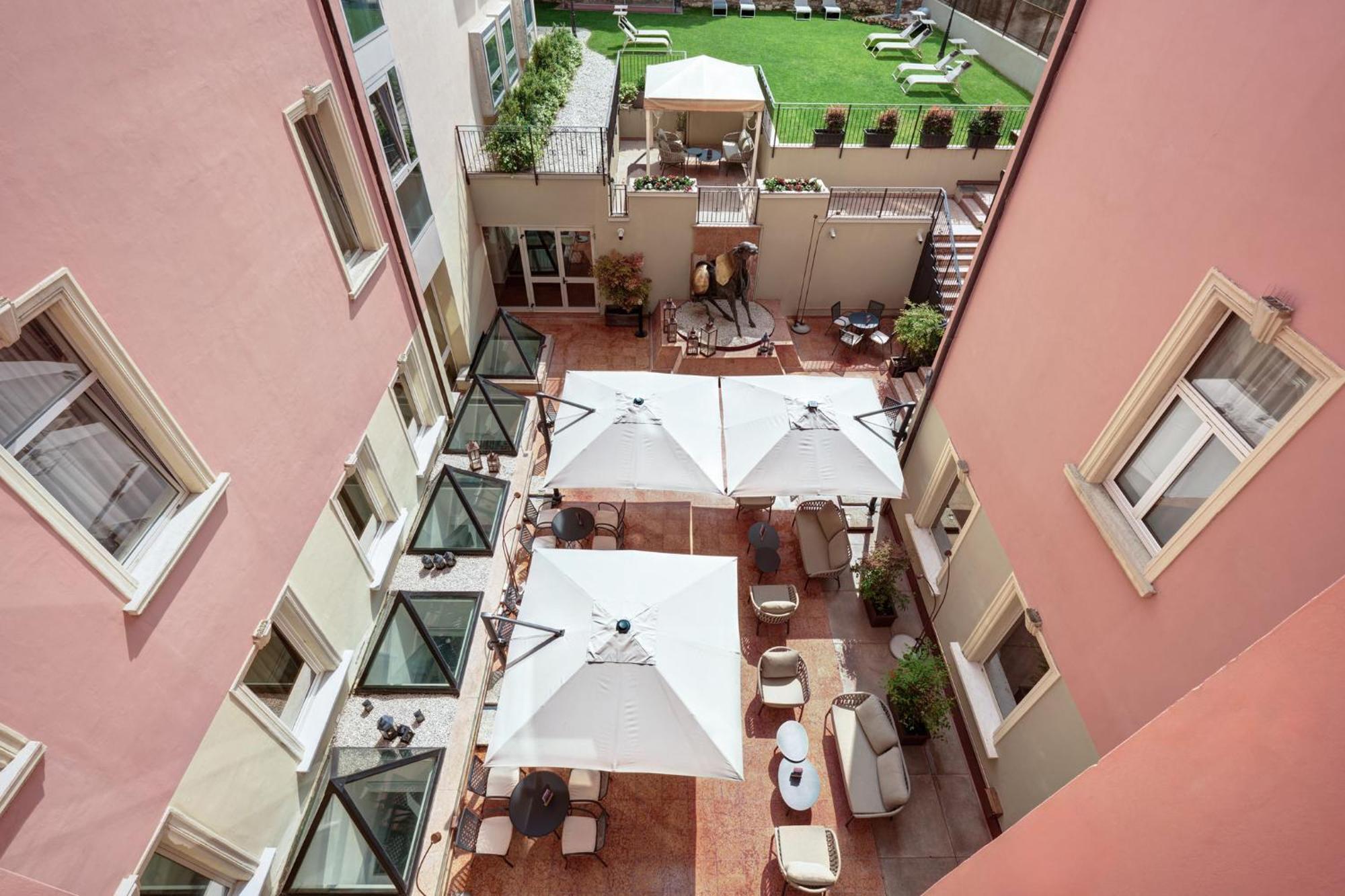 Standard King Room with Courtyard View