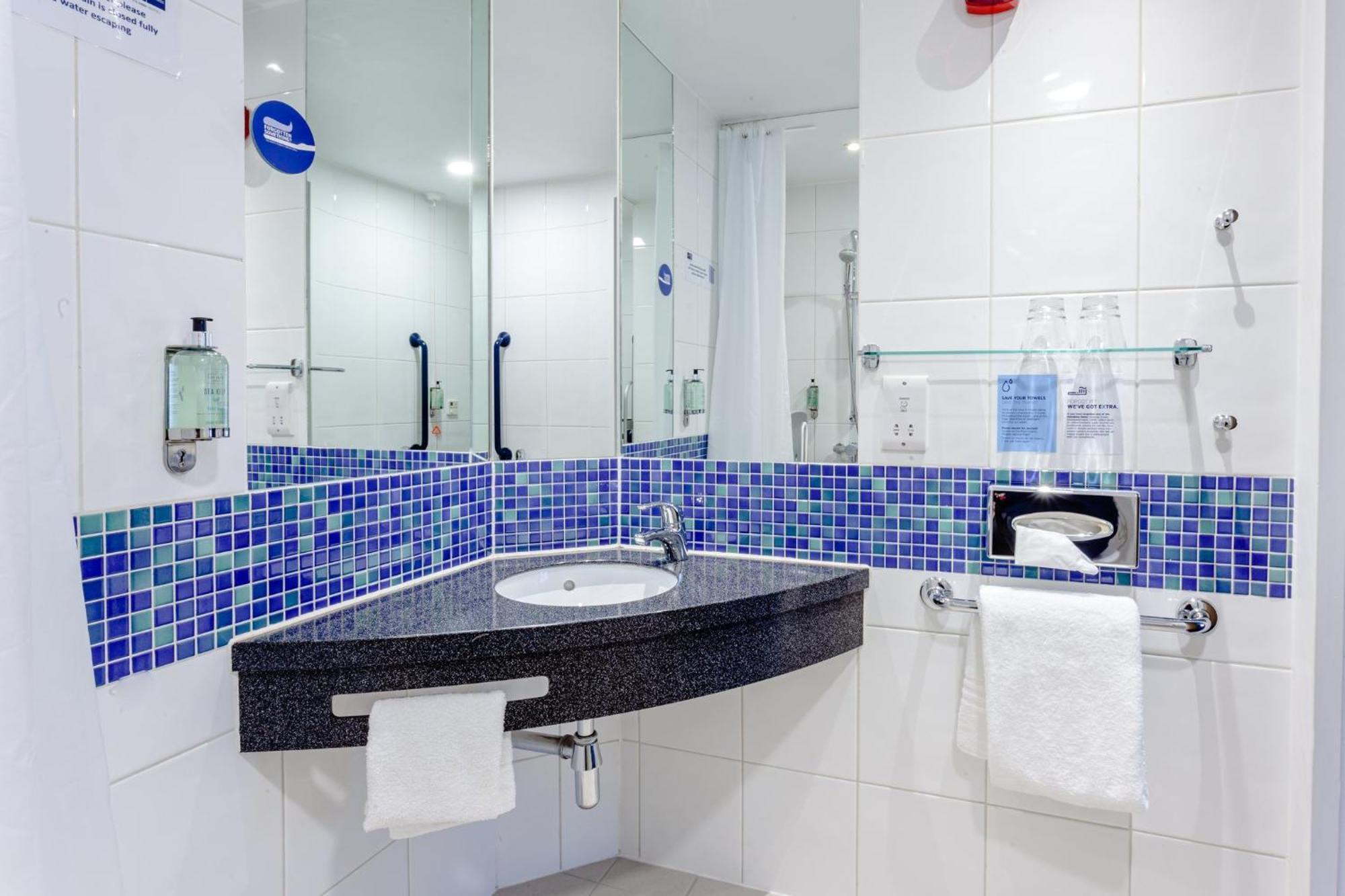 Standard Twin Room with Free Hot Breakfast