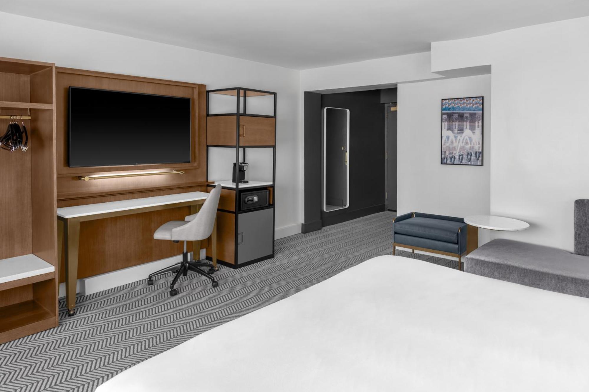 Deluxe King Room with City View - Hearing Accessible