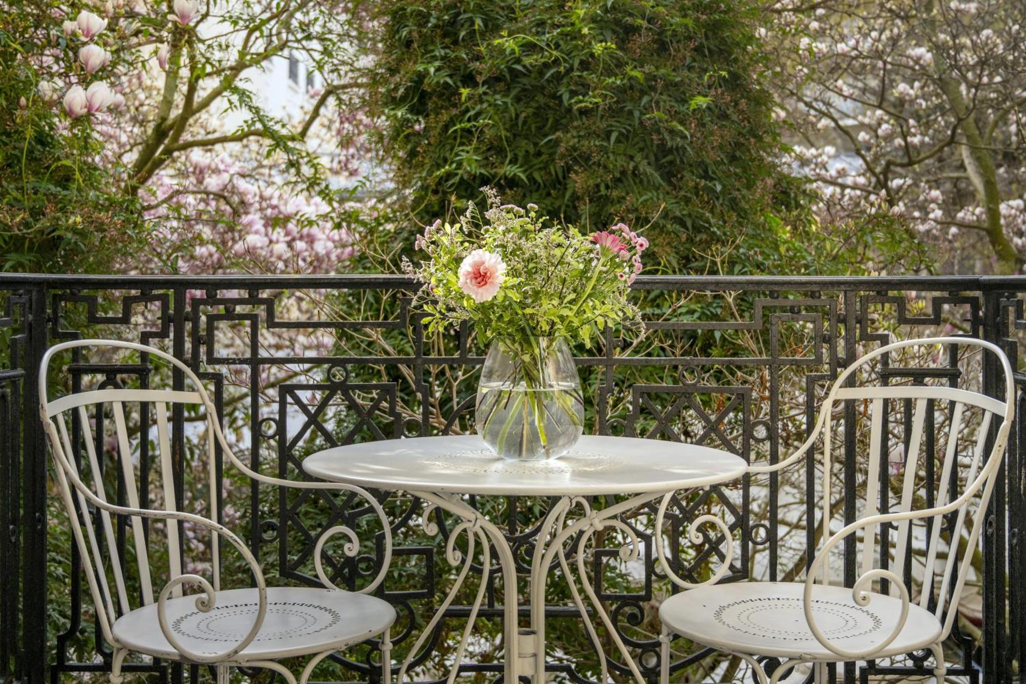 Magnolia, Larger Suite, 1 King, Sofa bed, Garden view