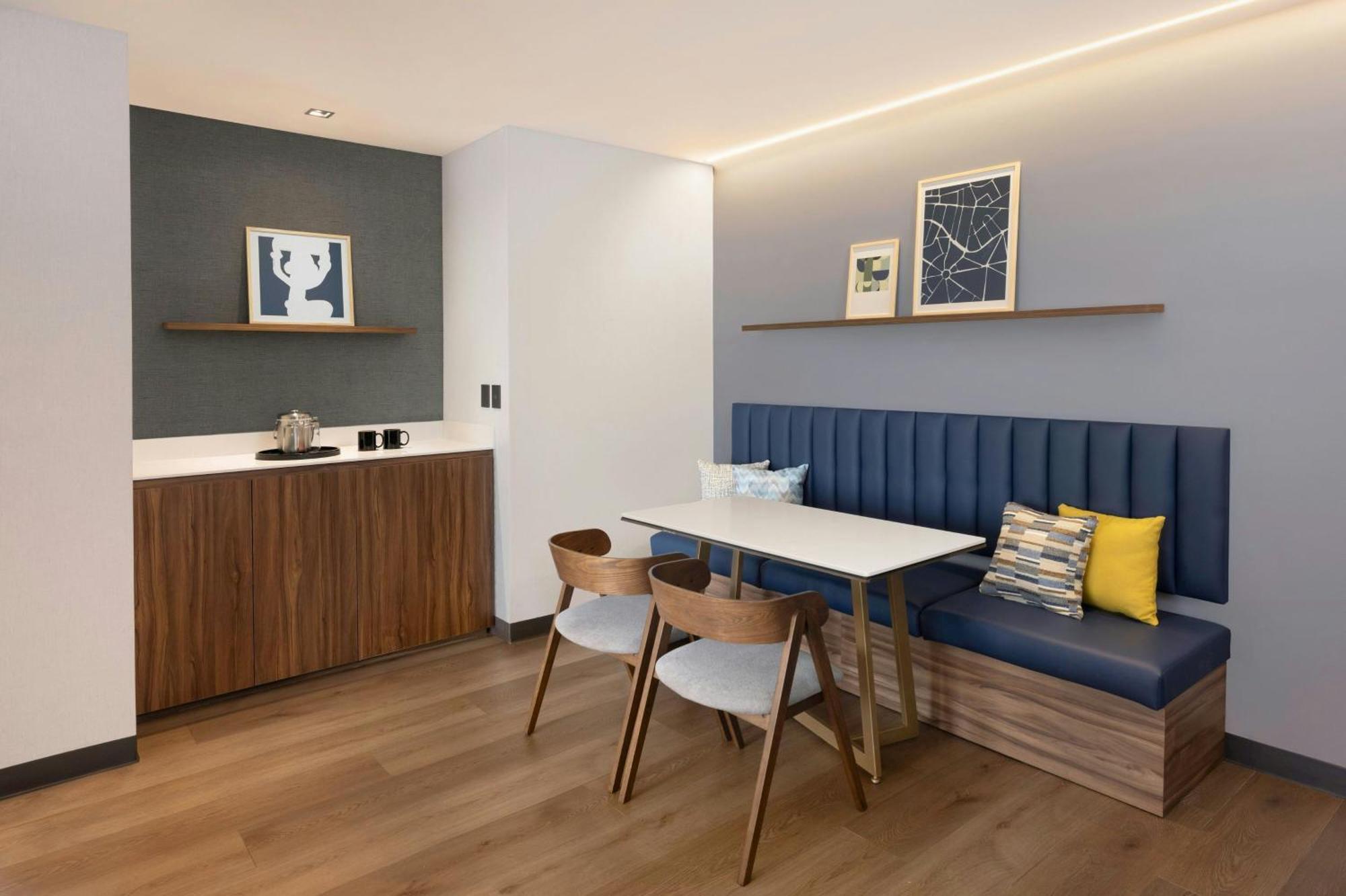 Premier Suite, 1 Bedroom Suite, 1 King, Sofa bed, City view