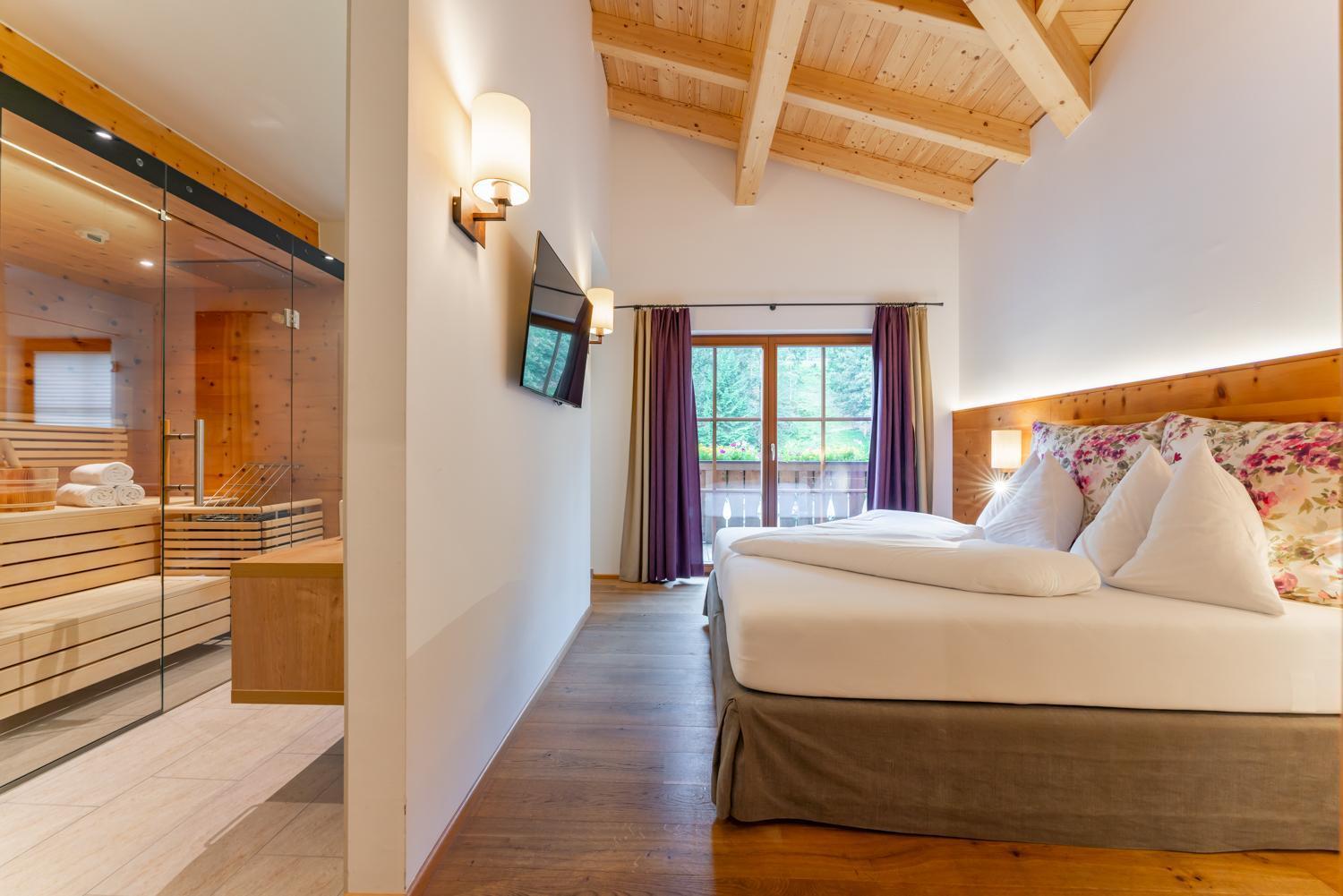 Deluxe One-Bedroom Suite with Balcony