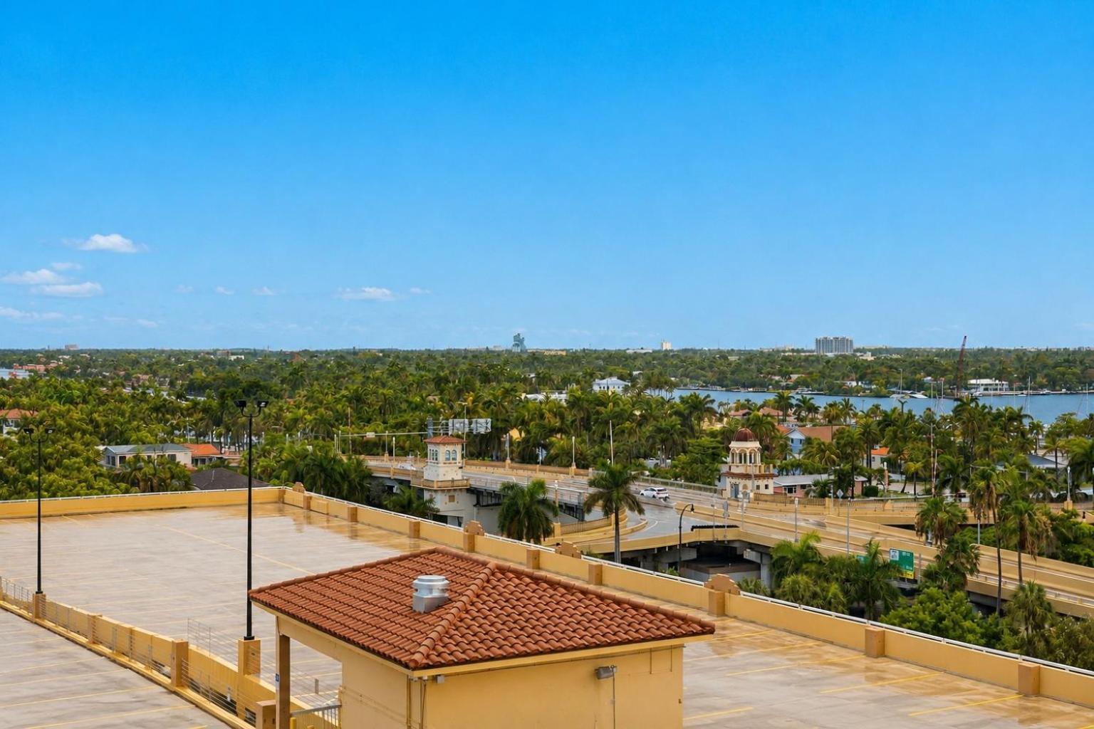 Standard Room, 1 King Bed, Intracoastal/Inside View