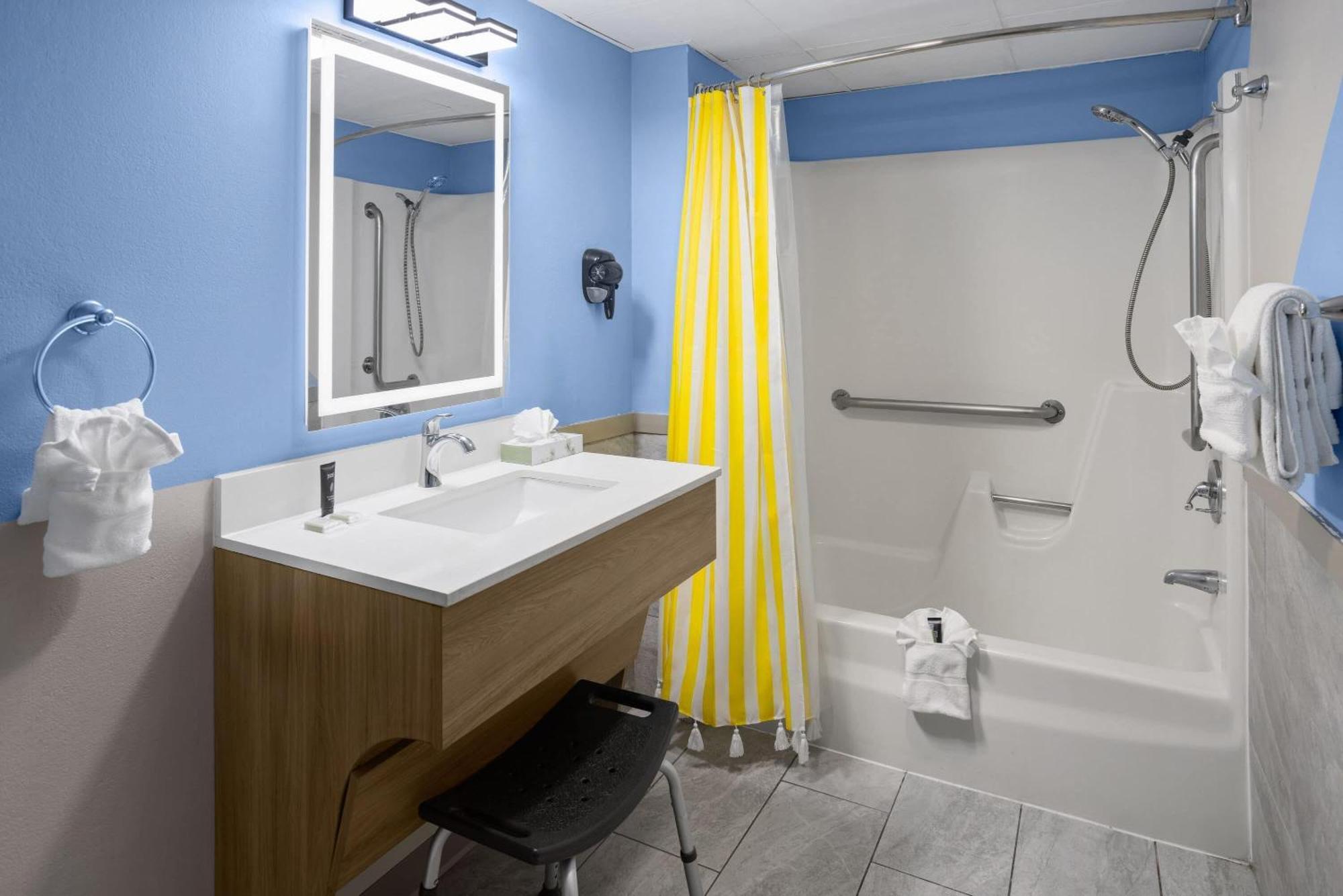 Queen Room with Two Queen Beds, Mobility Access and Bathtub with Grab Bars, Non-Smoking