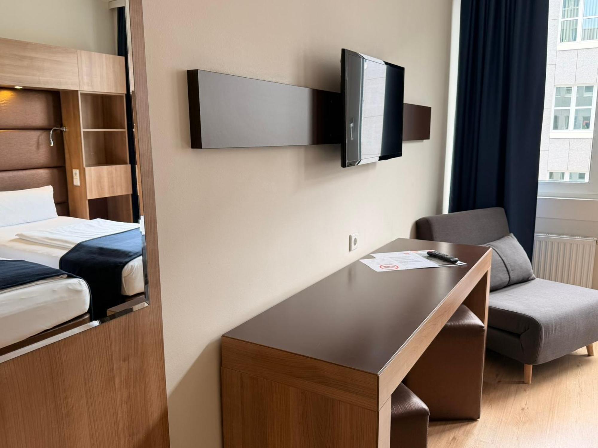 Family Room (2 Adults + 1 Child)