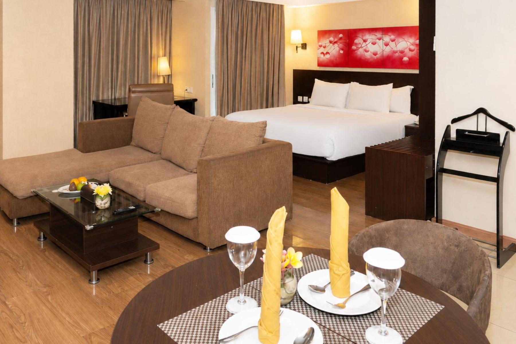 Junior Queen Suite with Sofa Bed - Non-Smoking