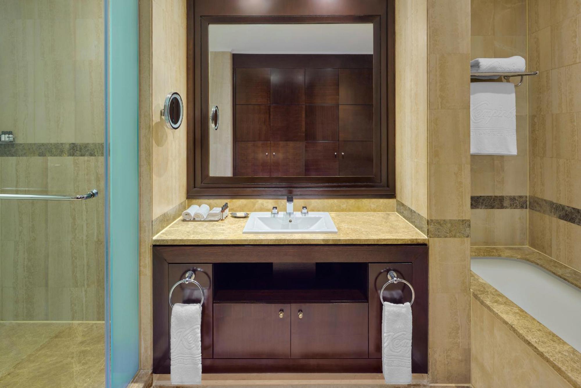 Grand Deluxe Pool Room