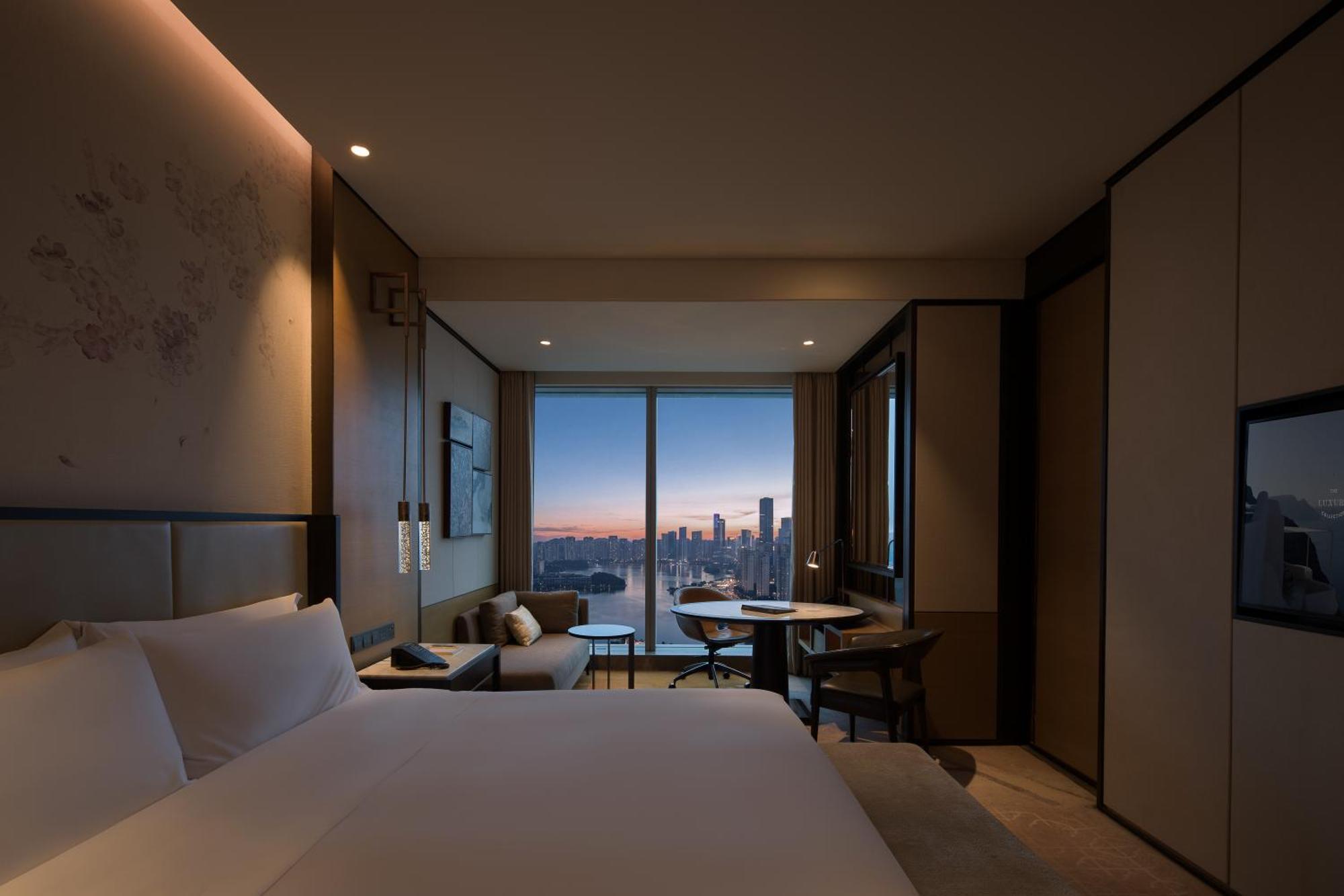 Grand Deluxe Room, Guest room, 1 King, Lake view