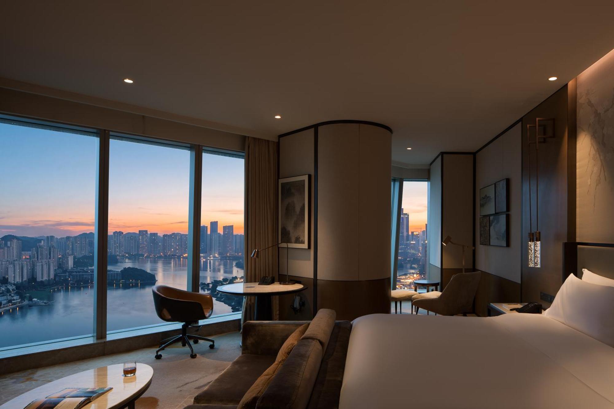 Panoramic Corner King Studio Suite