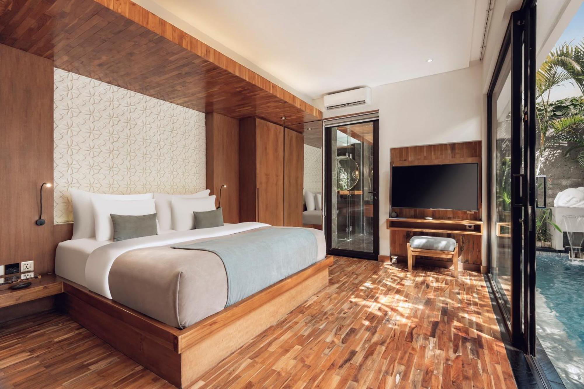 Grand One-Bedroom Villa with Private Pool & Floating Bathtub