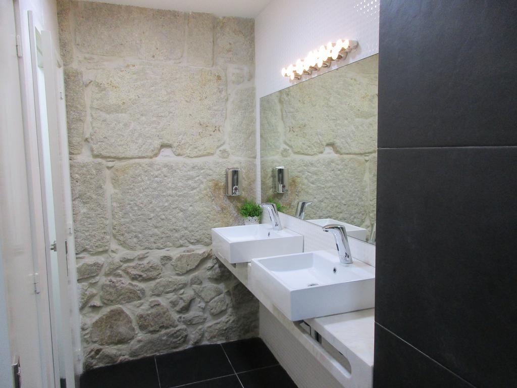 Bed in 8-Bed Mixed Dormitory Room with Private Bathroom and River View