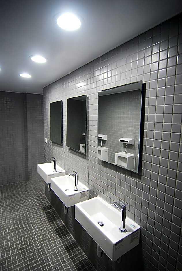 Single Room with Shared Bathroom (Lower Deck)