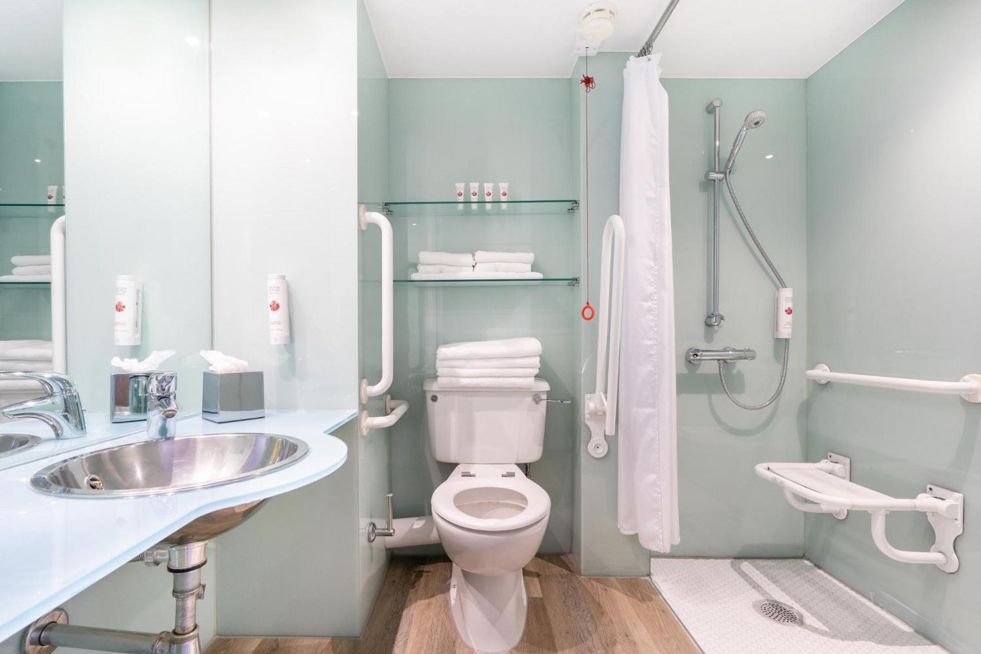 Standard Room with Two Single Beds - Accessible