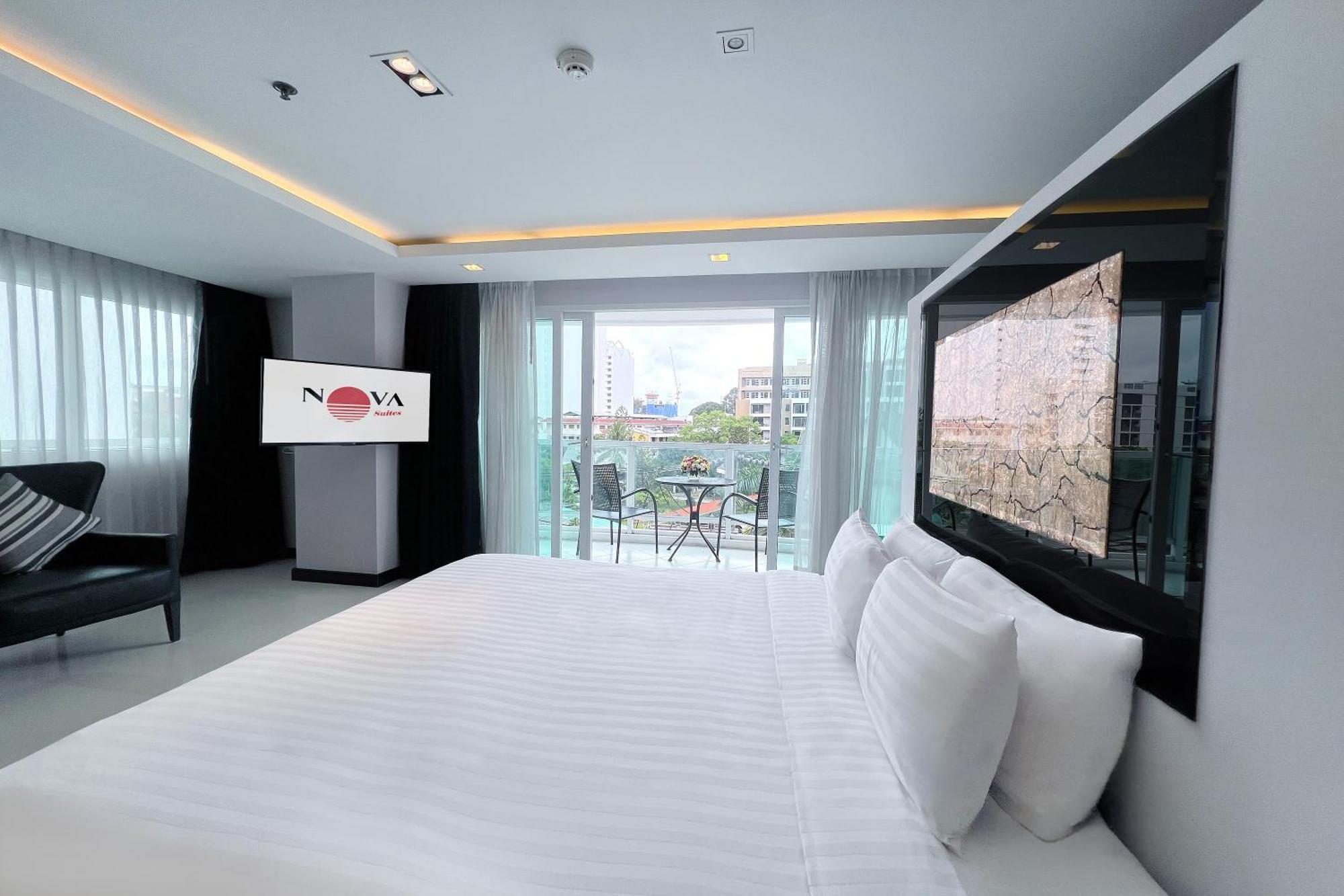 One-Bedroom Deluxe Suite with Large Balcony