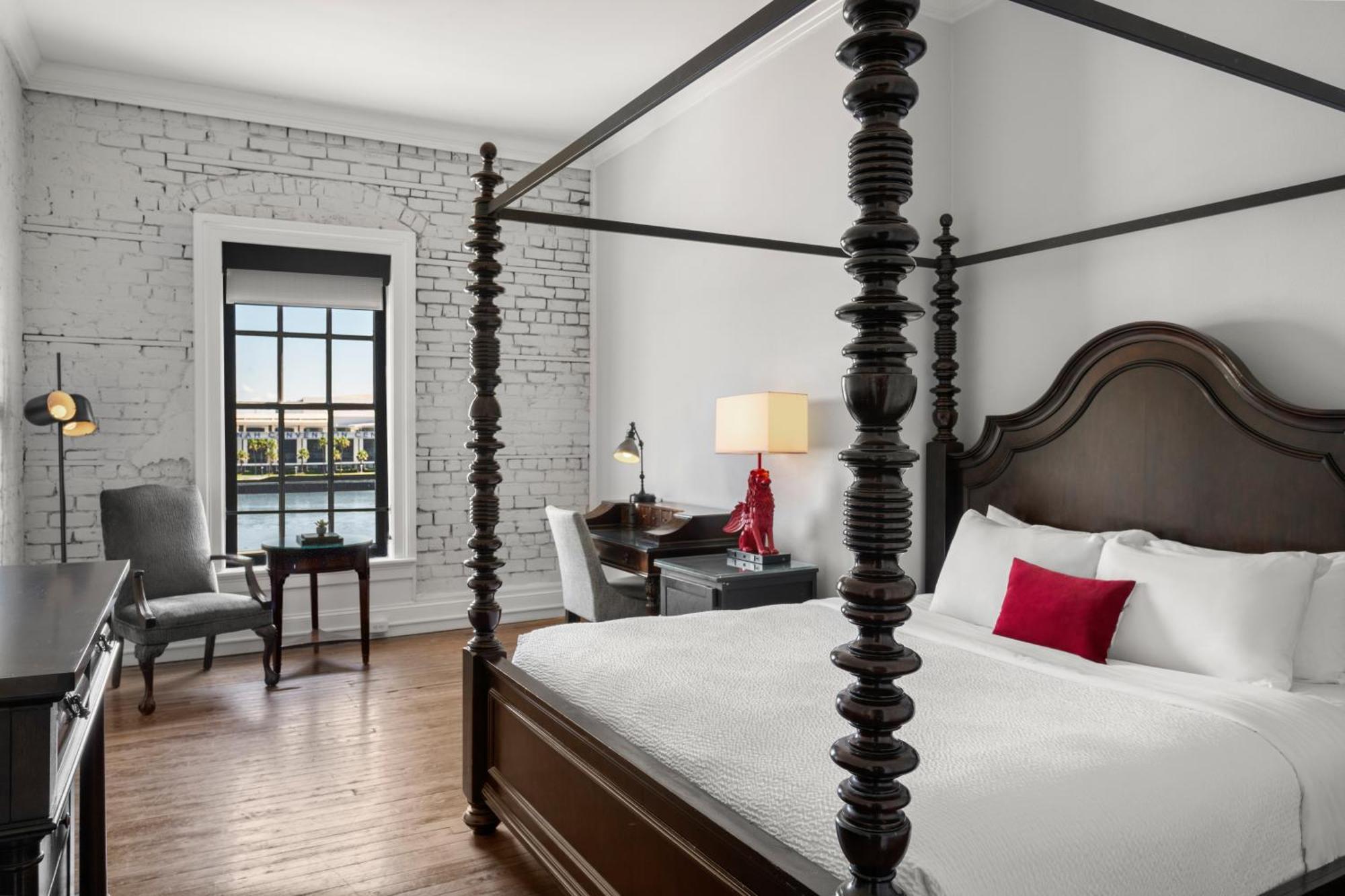 Queen Room - Riverview