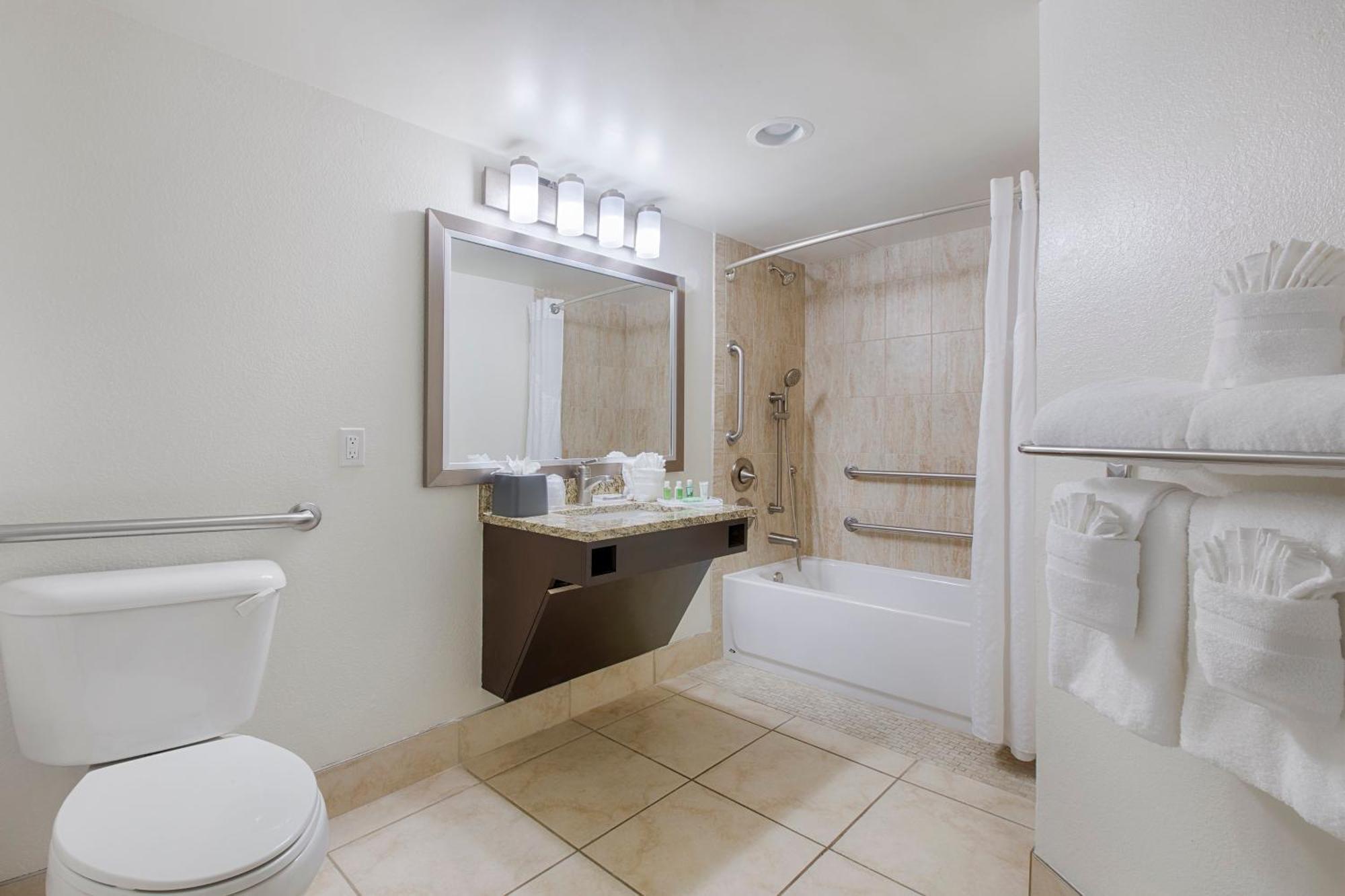 Queen Room with mobility Accessible Tub