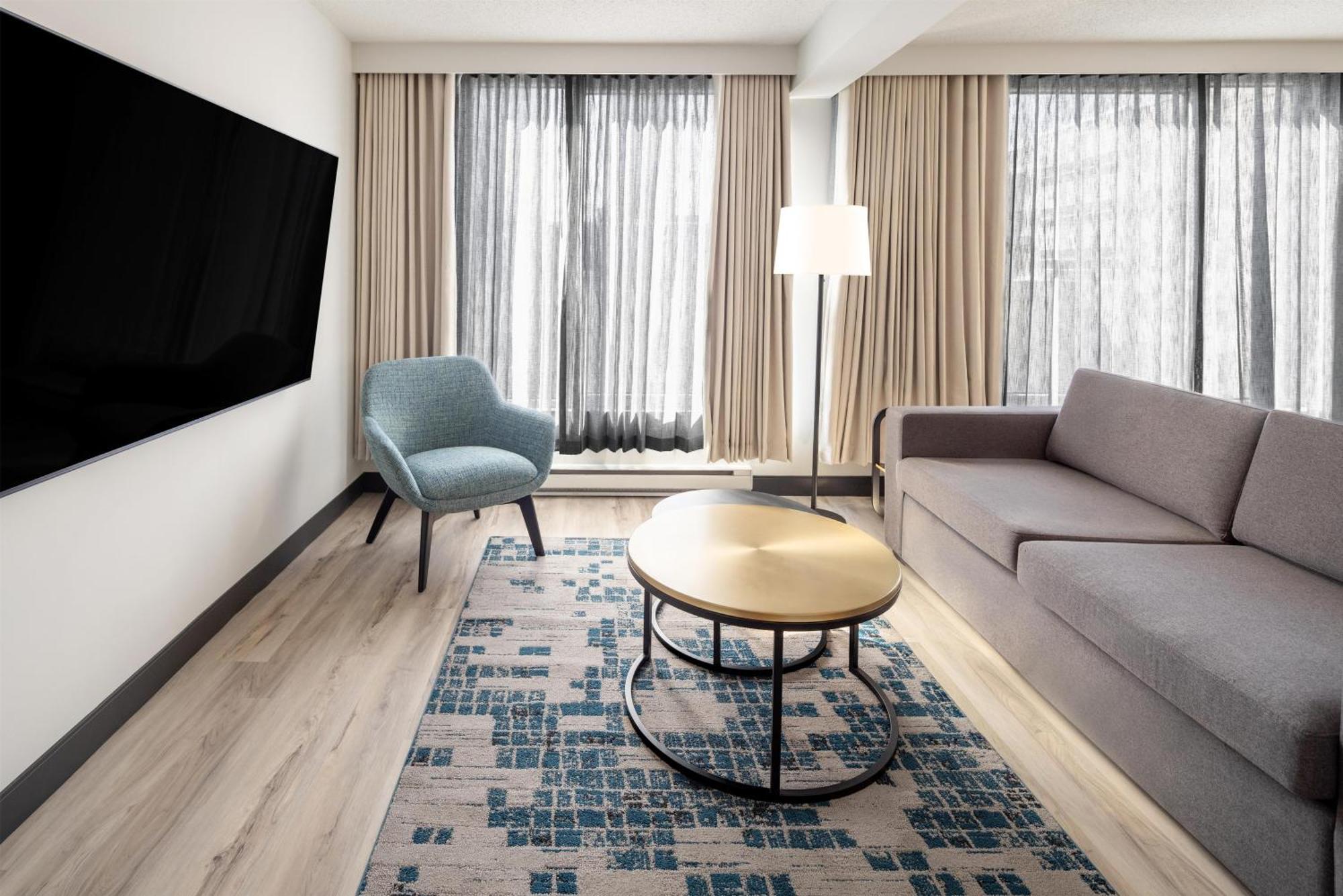 One-Bedroom Large Corner King Suite