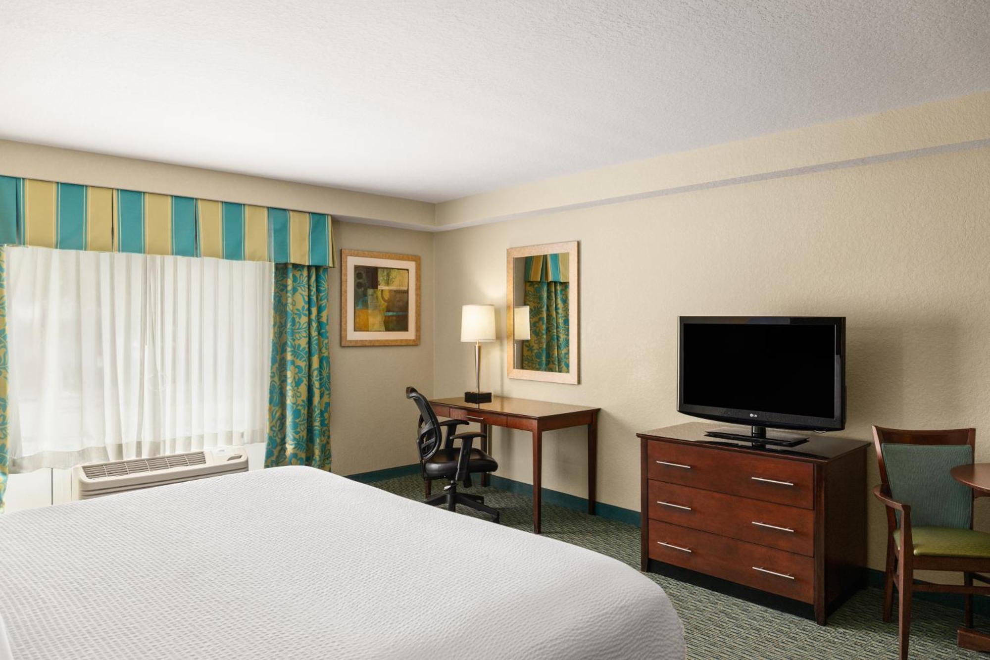 Queen Room with Two Queen Beds - Pool Side