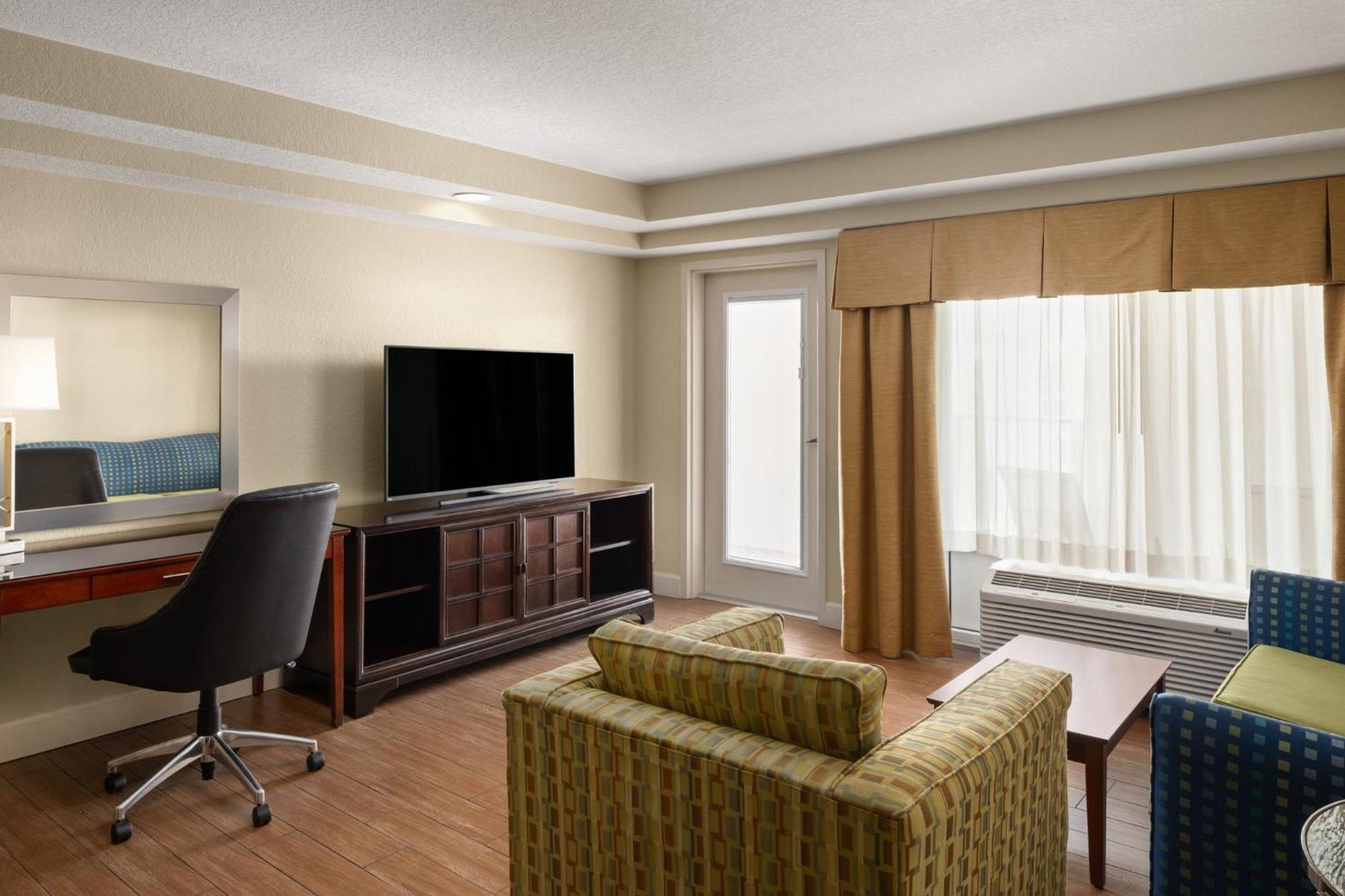 One-Bedroom Queen Suite with Two Queen Beds, Balcony and Pool View