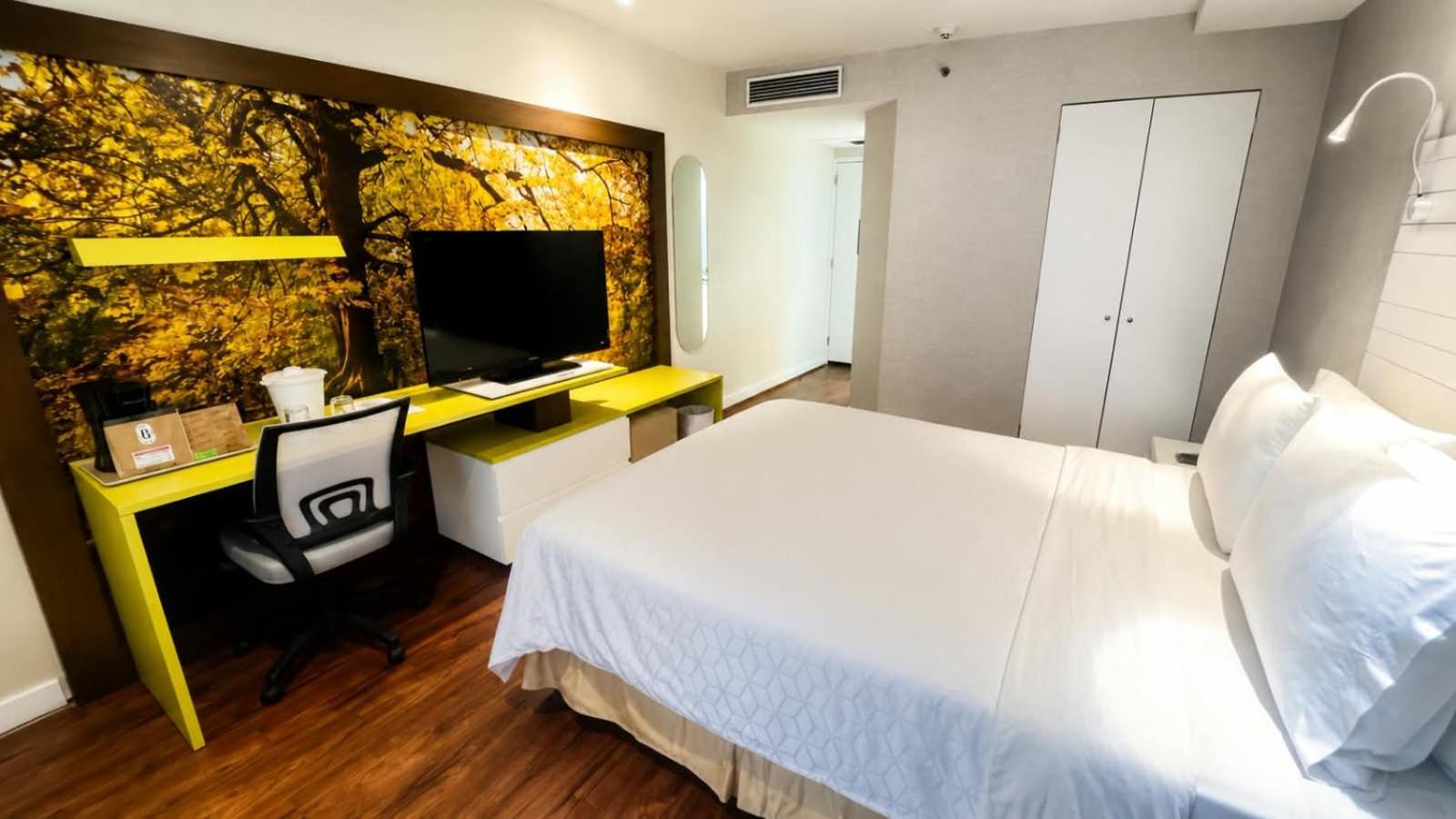 King Room with Mobility Access and Bathtub with Grab Bars, Non-Smoking