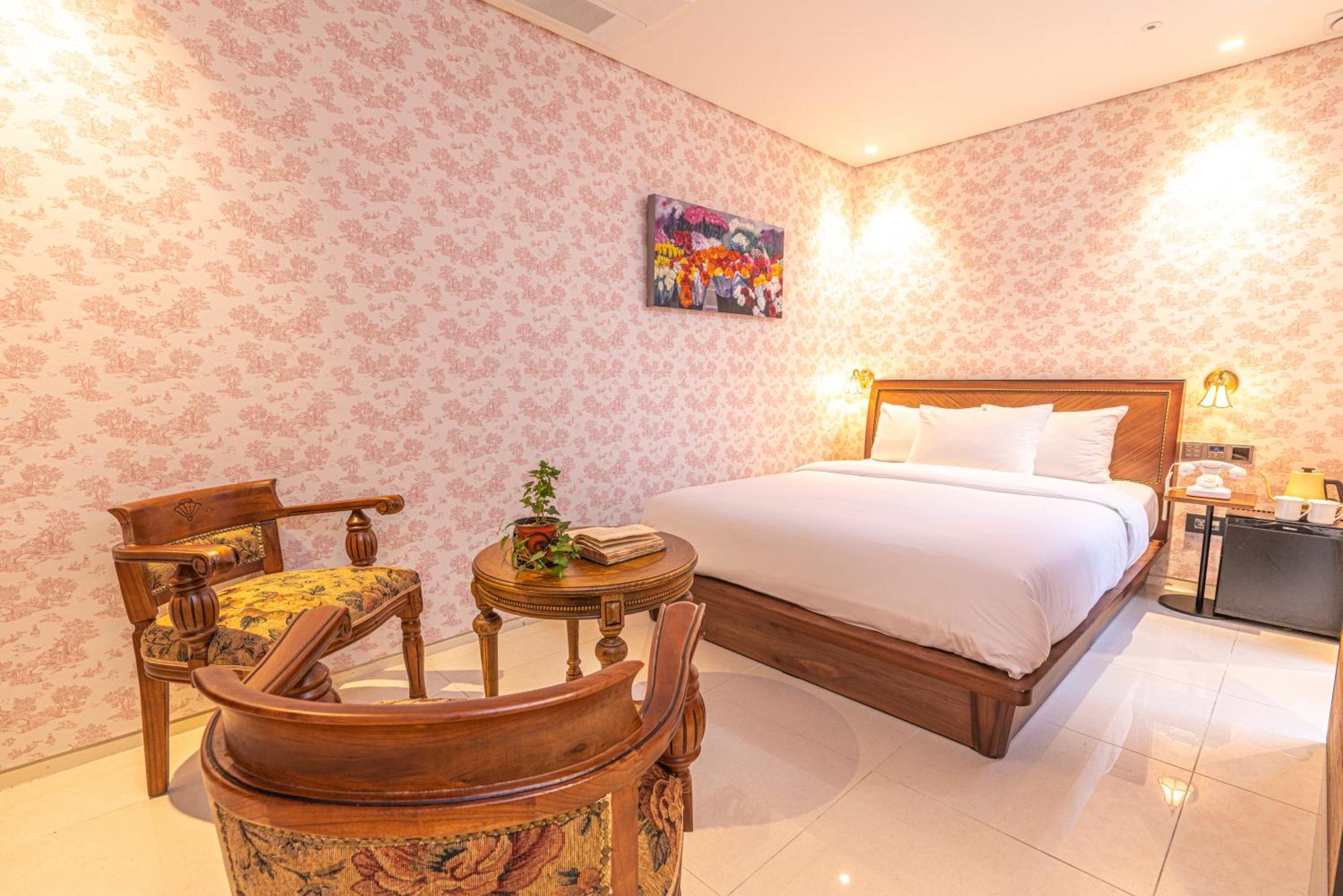Double Room - No Window