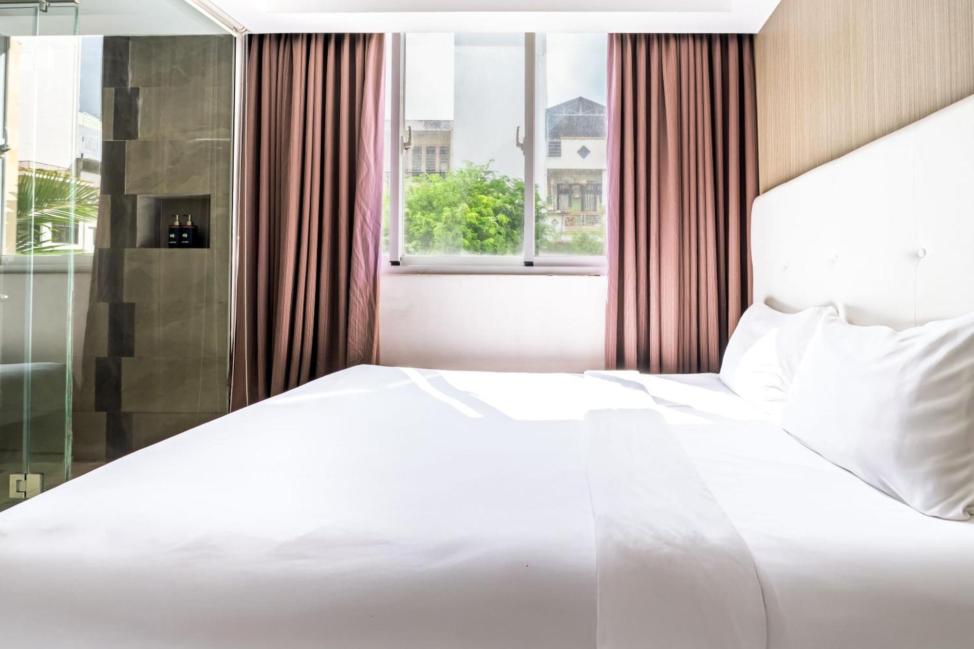 Deluxe Queen Room with Window