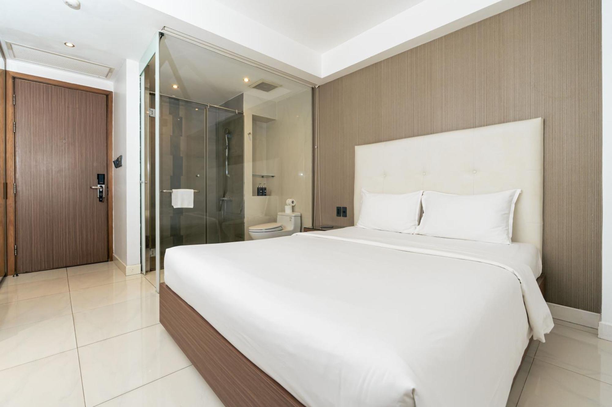 Deluxe Queen Room - No Window